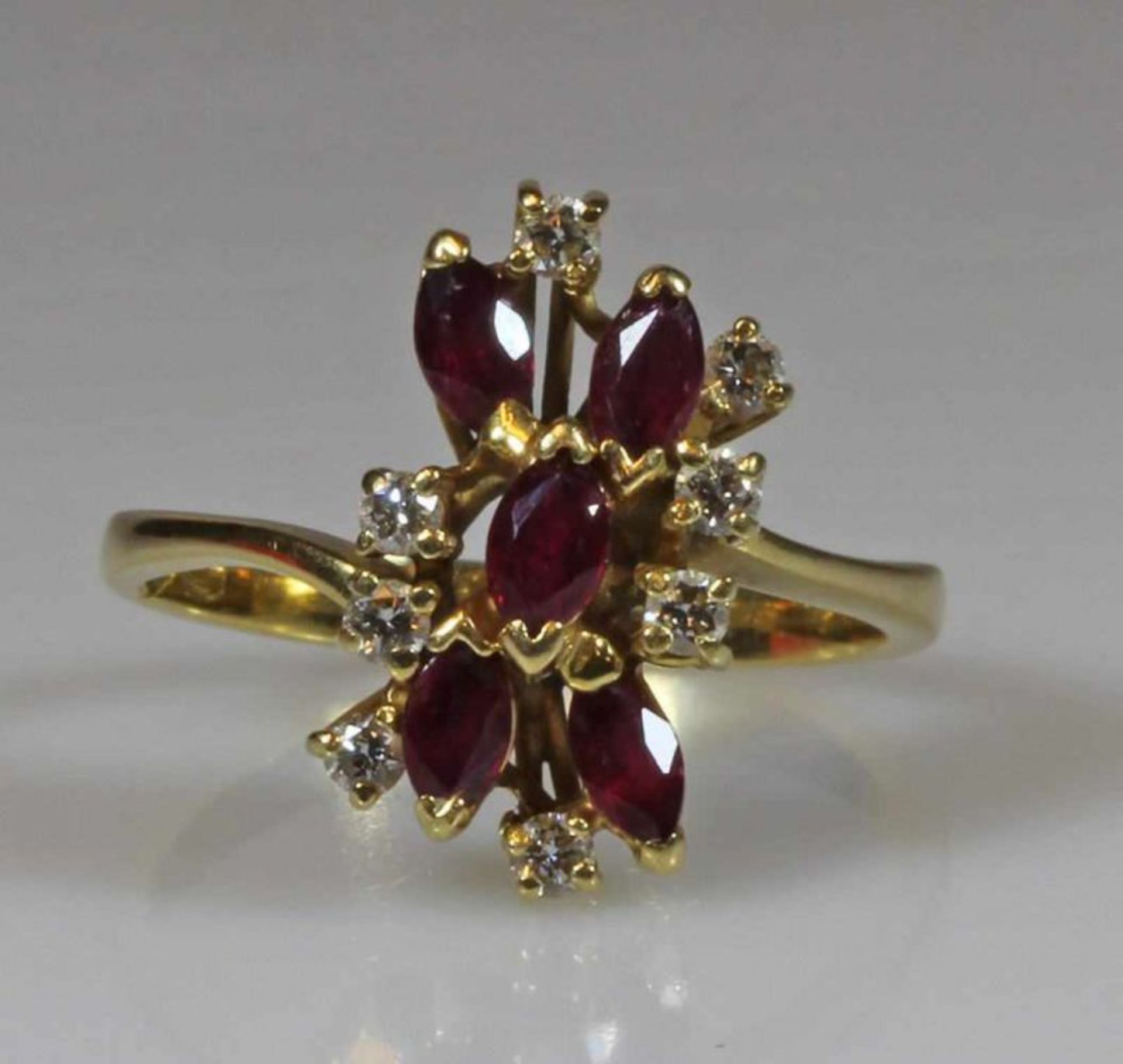 Ring, GG 750, 5 oval facettierte Rubine, 8 kleine Besatz-Diamanten, 5 g, RM 18 20.00 % buyer's