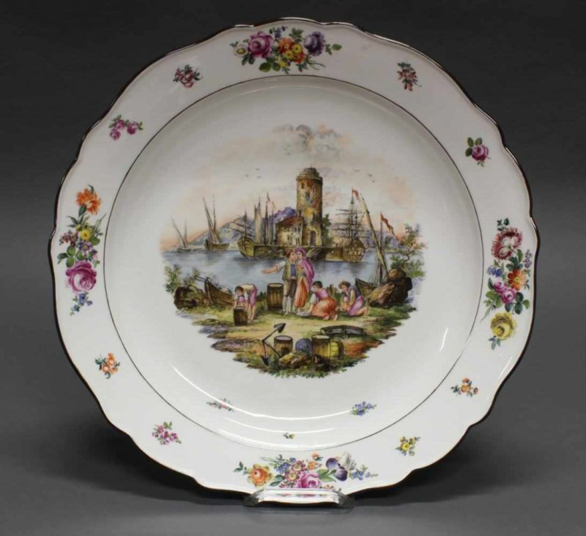 Platte, wohl Meissen, Schwertermarke, 1850-1924, farbige Hausmalerei mit Kauffahrteiszene und