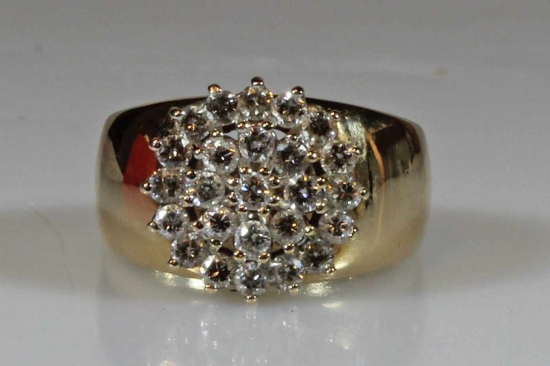 Ring, GG 585, 25 Brillanten zus. ca. 1.25 ct., 7 g, RM 16.5 20.00 % buyer's premium on the hammer