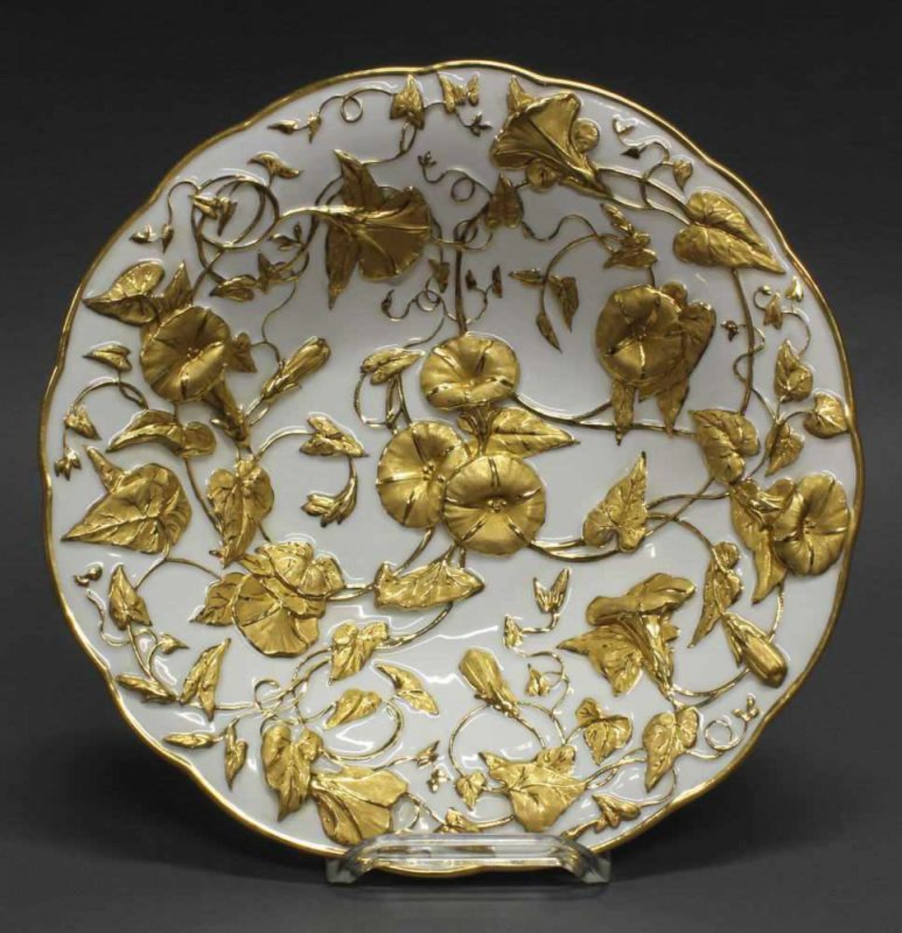 Prunkschale, Meissen, Schwertermarke, 1850-1924, 1. Wahl, Reliefdekor in Goldbronze mit Blüten und