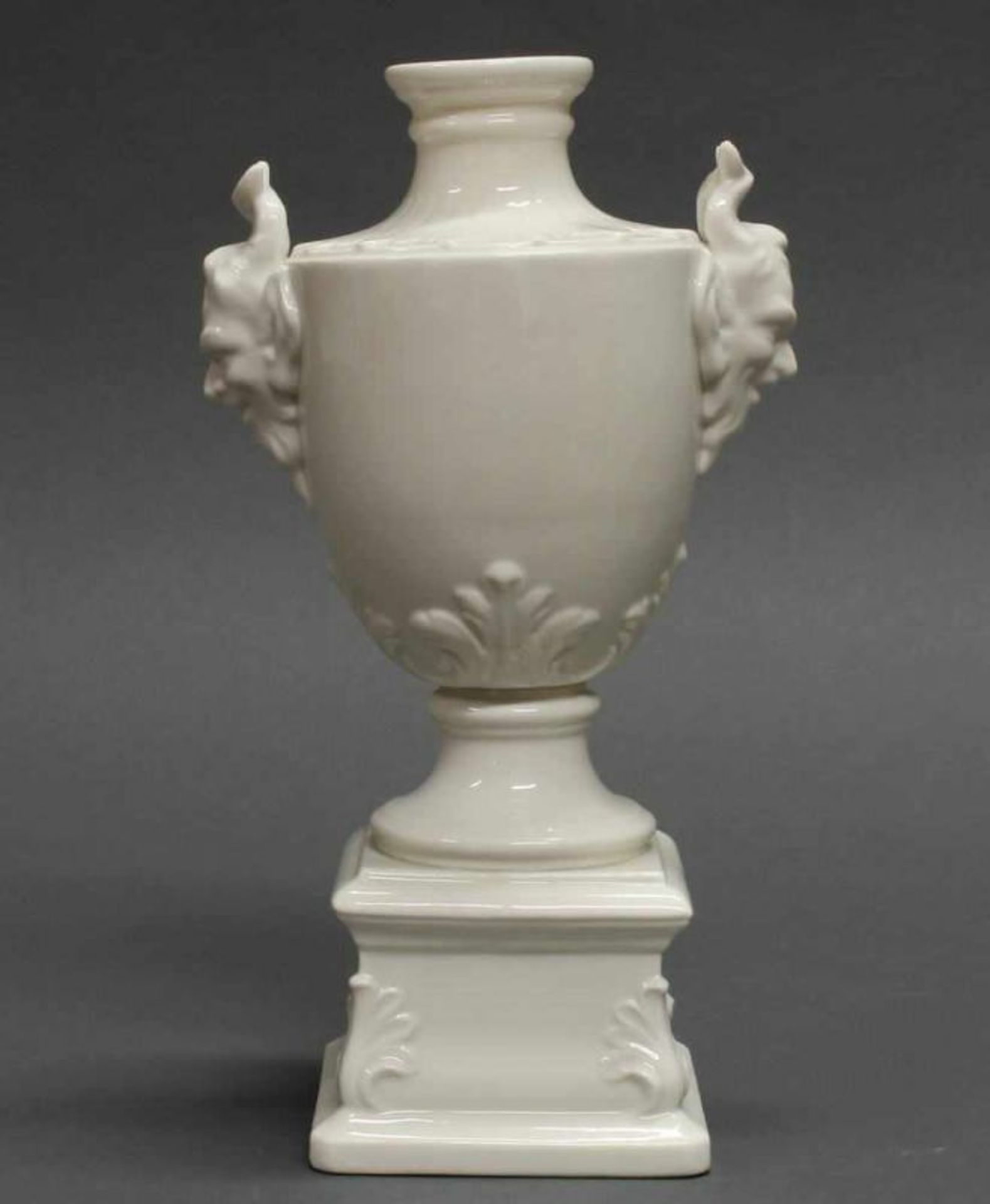 Tischvase, Nymphenburg, Modellnummer 734/2, Weißporzellan, seitliche Satyrköpfe, 22 cm hoch 20.