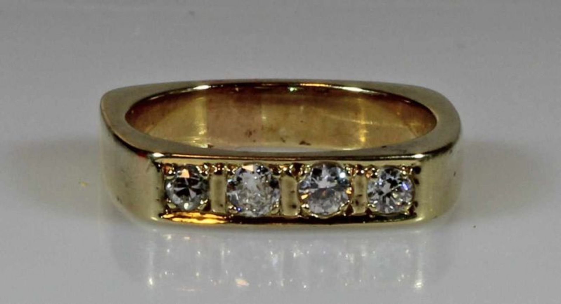 Ring, GG 585, 4 Brillanten zus. ca. 0.10 ct., 6 g, RM 16.5 20.00 % buyer's premium on the hammer