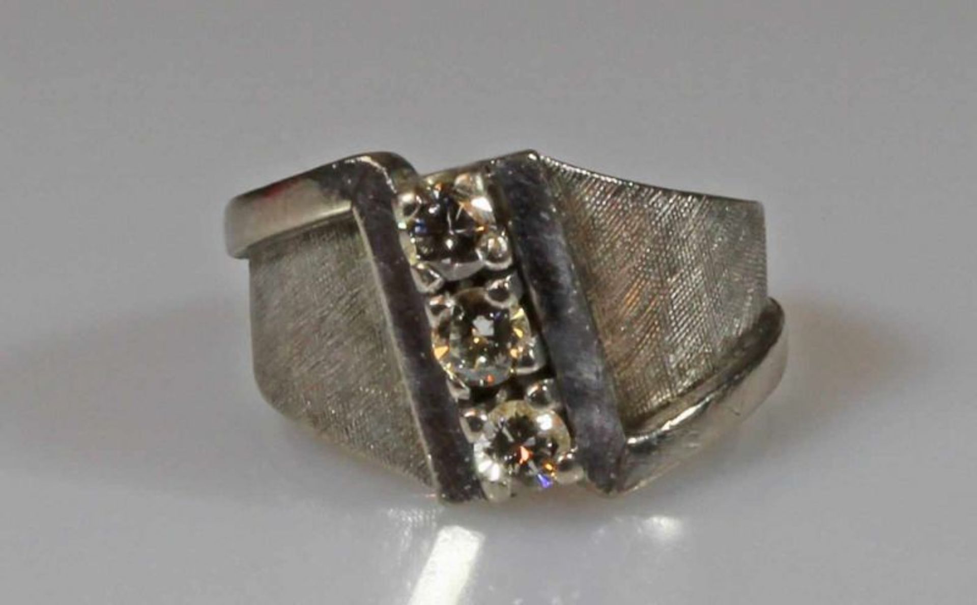 Ring, WG 585, 3 Brillanten zus. ca. 0.30 ct., ca. 8 g, RM 17 20.00 % buyer's premium on the hammer