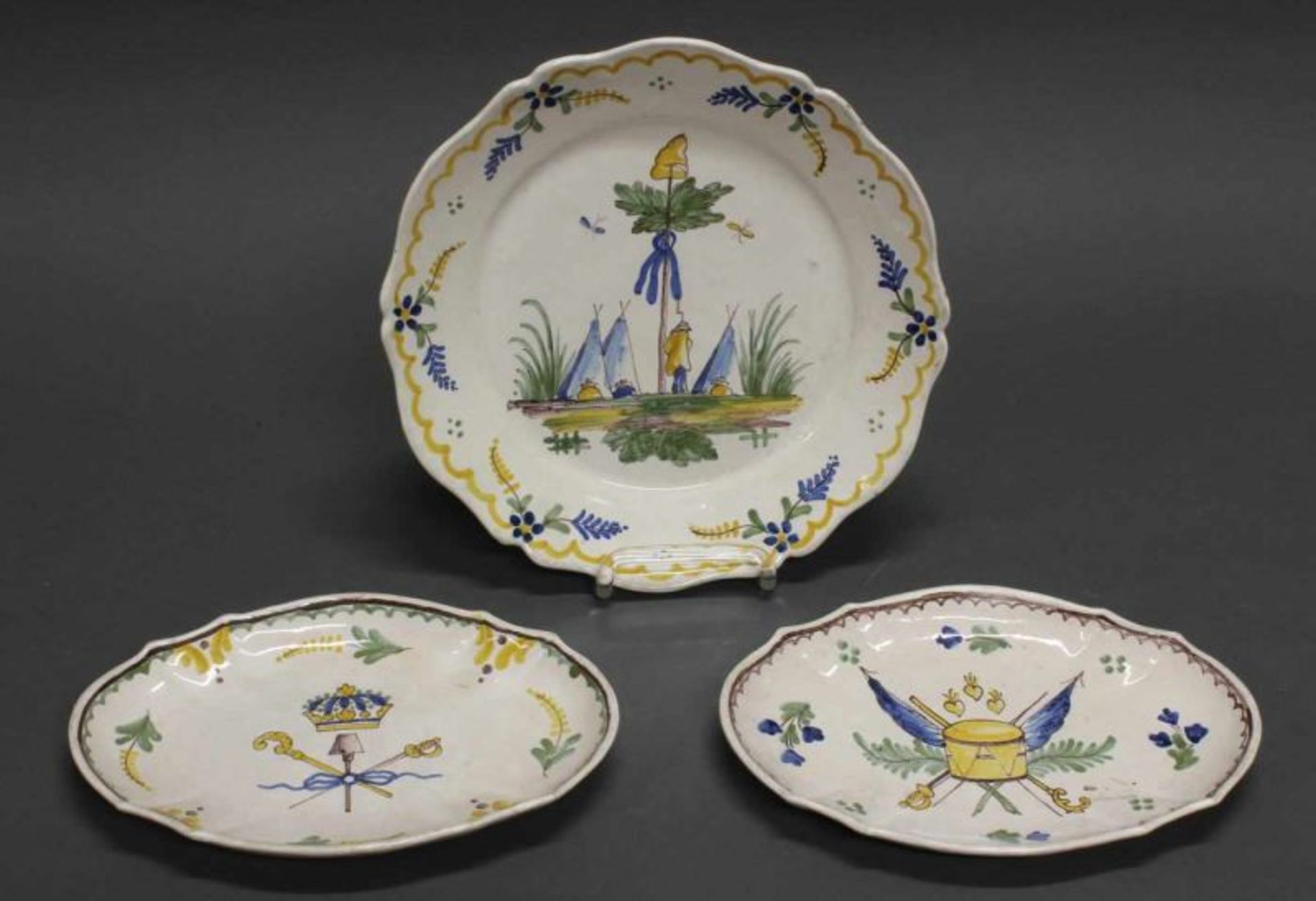 2 Platten und Teller, Fayence, Nevers, um 1800, ungemarkt, farbig bemalt, Platten oval, 21.5 x 14.