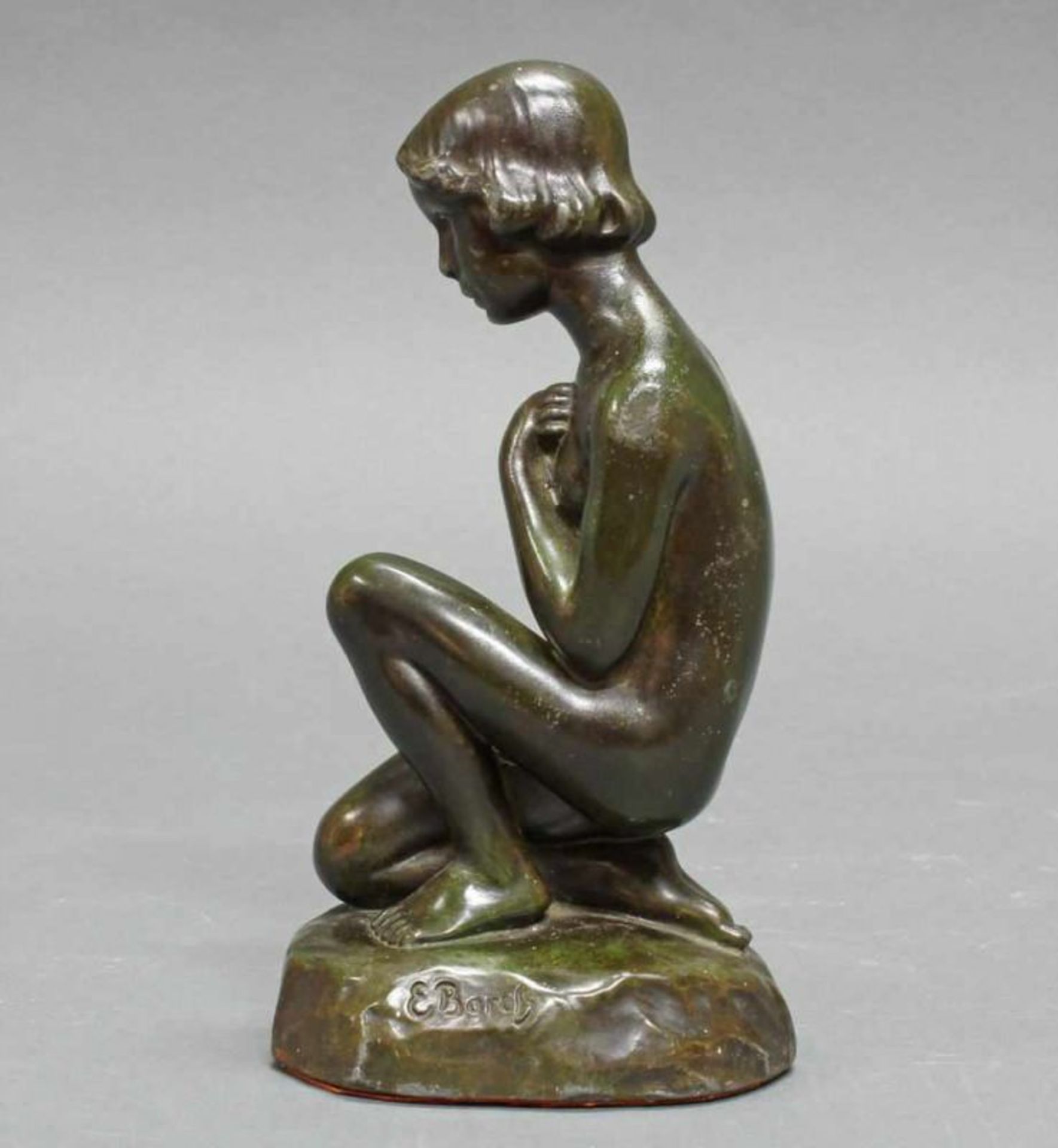 Bronze, "Sitzendes Mädchen", bezeichnet E. Borch, 17 cm hoch, Patina leicht schadhaft, minimal - Image 2 of 6