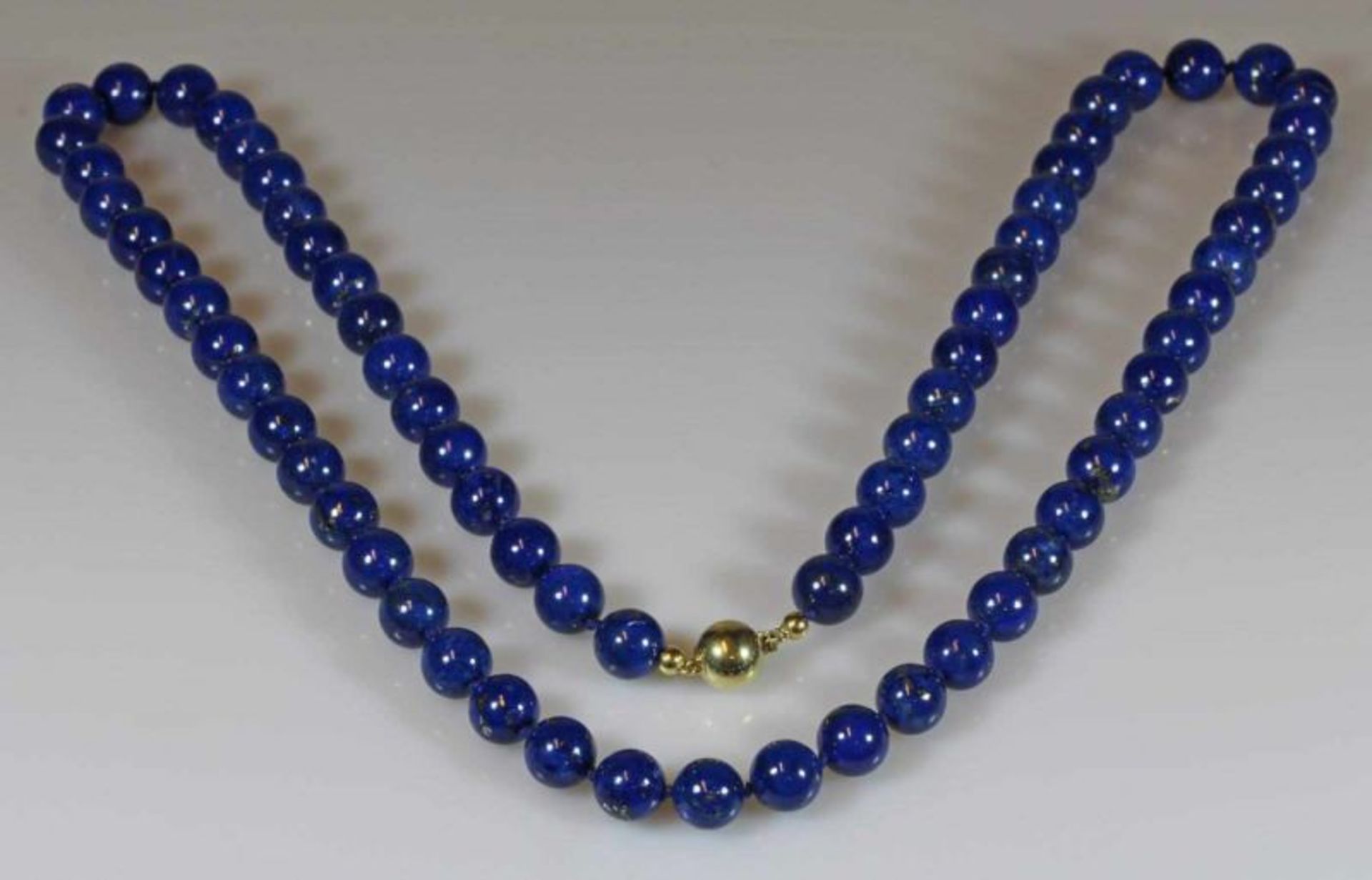 Lapislazuli-Kugelkette, 69 Kugeln ø ca. 10.2 mm, Kugelschließe GG 585, ca. 80 cm lang 20.00 %