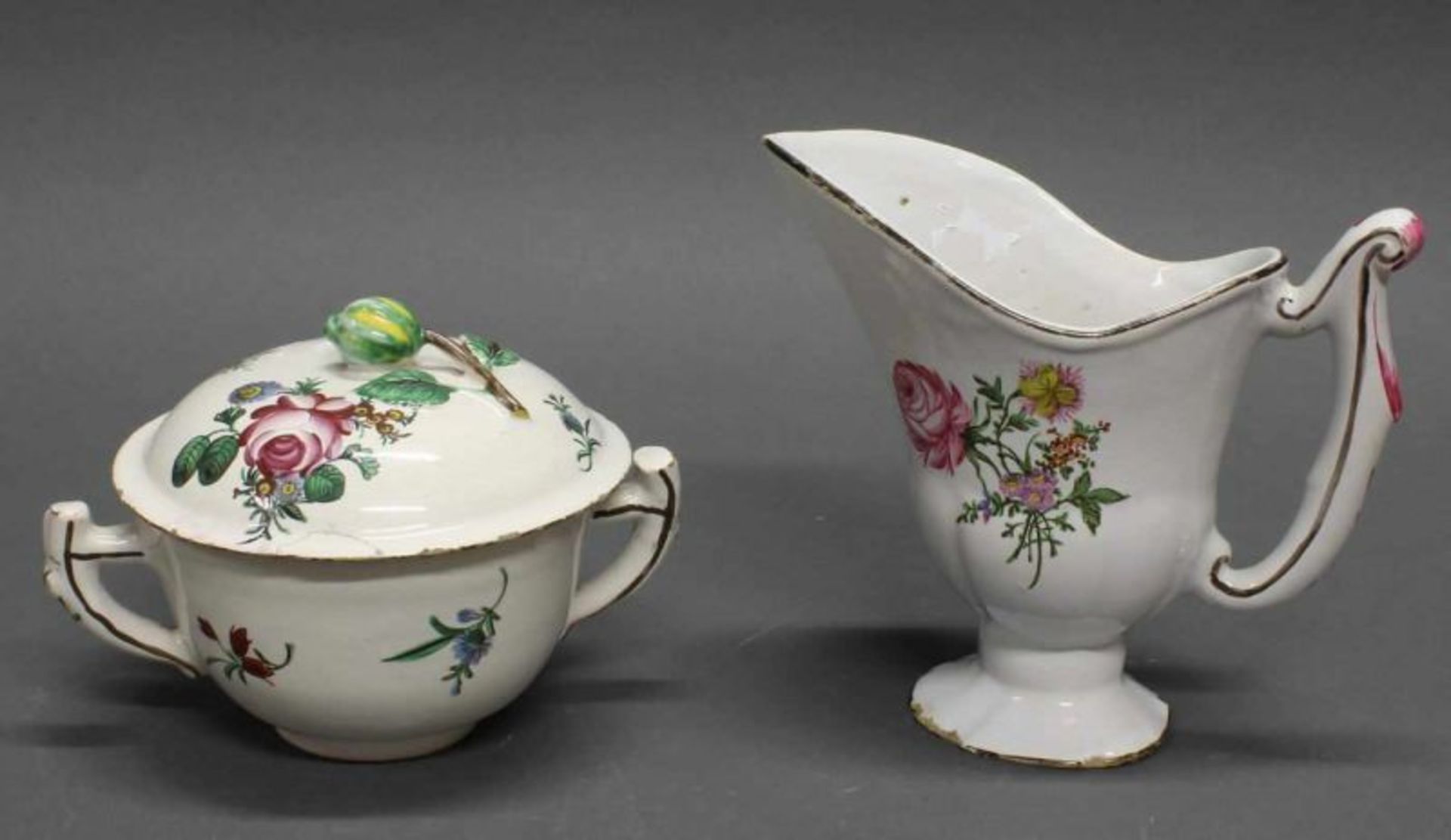 Deckeldose und Helmkanne, Fayence, Proskau, um 1770, Blaumarken D.P. bzw. P., bunte Blumen, 13.5-