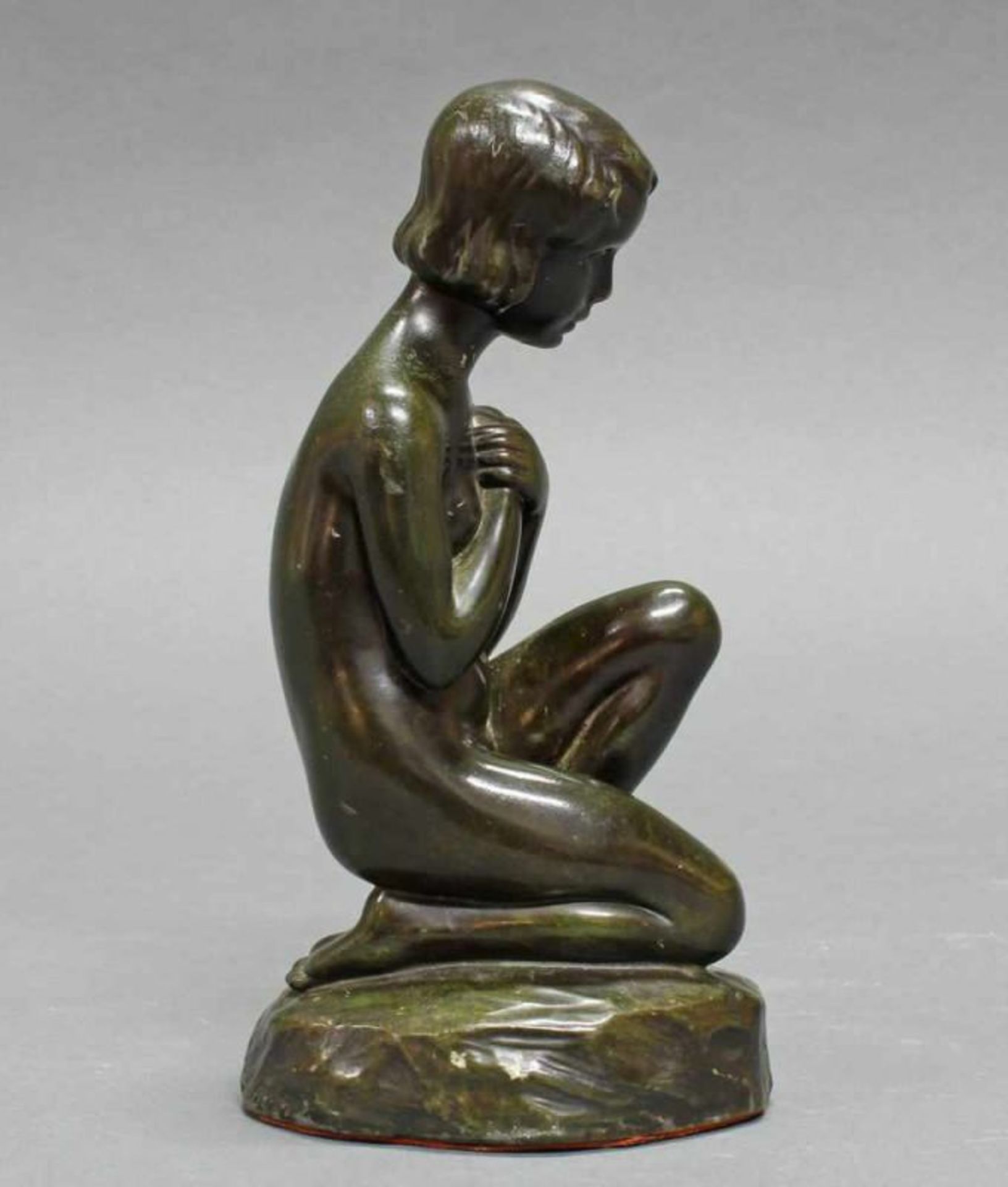Bronze, "Sitzendes Mädchen", bezeichnet E. Borch, 17 cm hoch, Patina leicht schadhaft, minimal - Image 4 of 6
