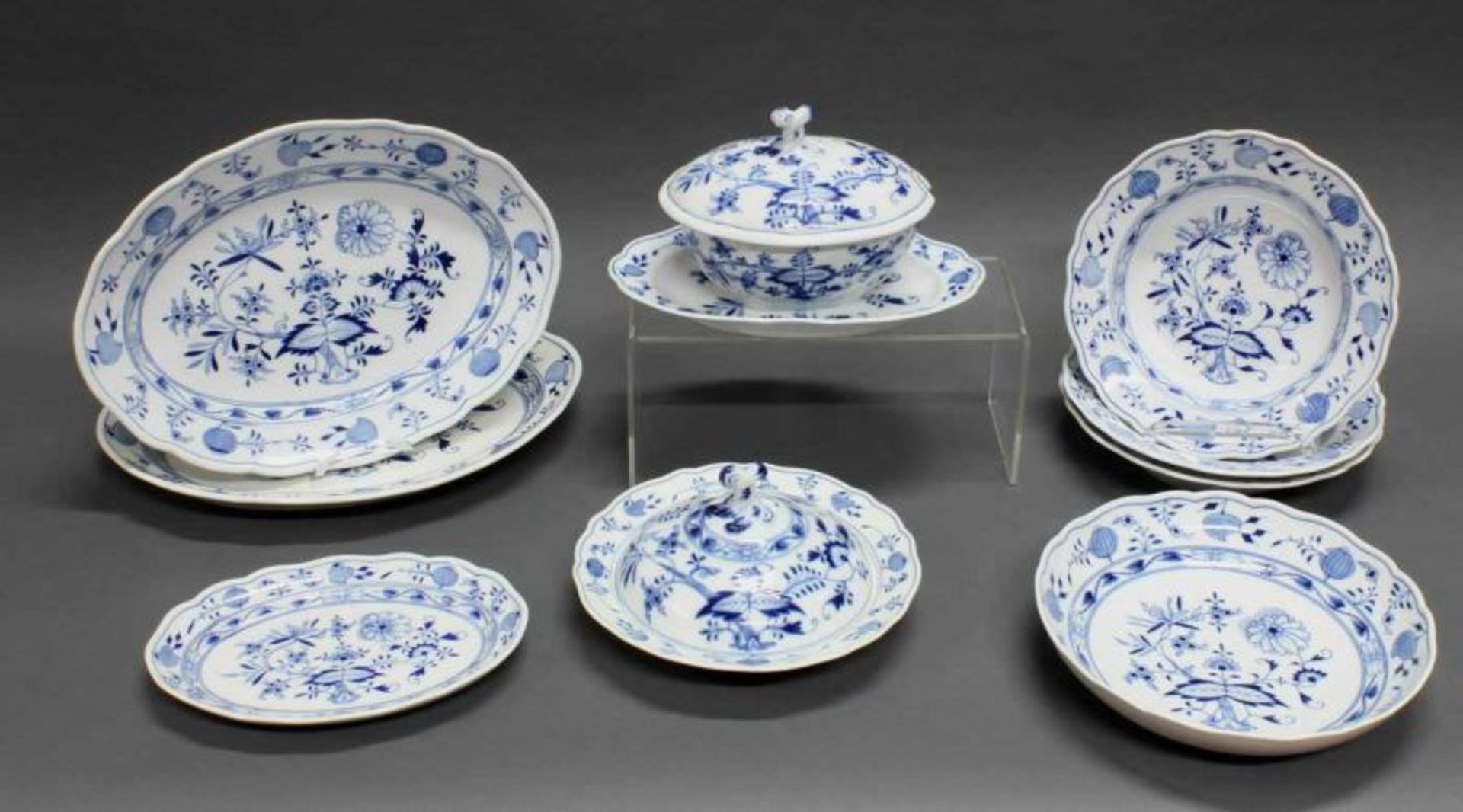 Serviceteile, Meissen, Schwertermarke, 19./20. Jh., 1./2. Wahl, Zwiebelmuster: Deckelsaucière,