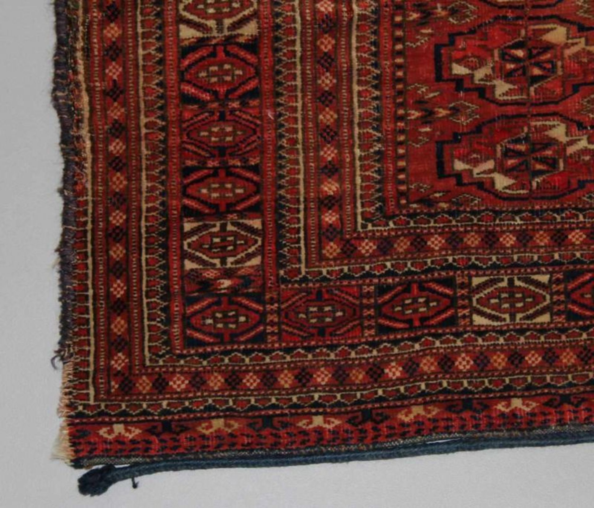 Tekke-Taschenfront, Turkmenien, feine Knüpfung, ca. 1.24 x 0.72 m, Gebrauchsspuren 20.00 % buyer's - Image 2 of 2