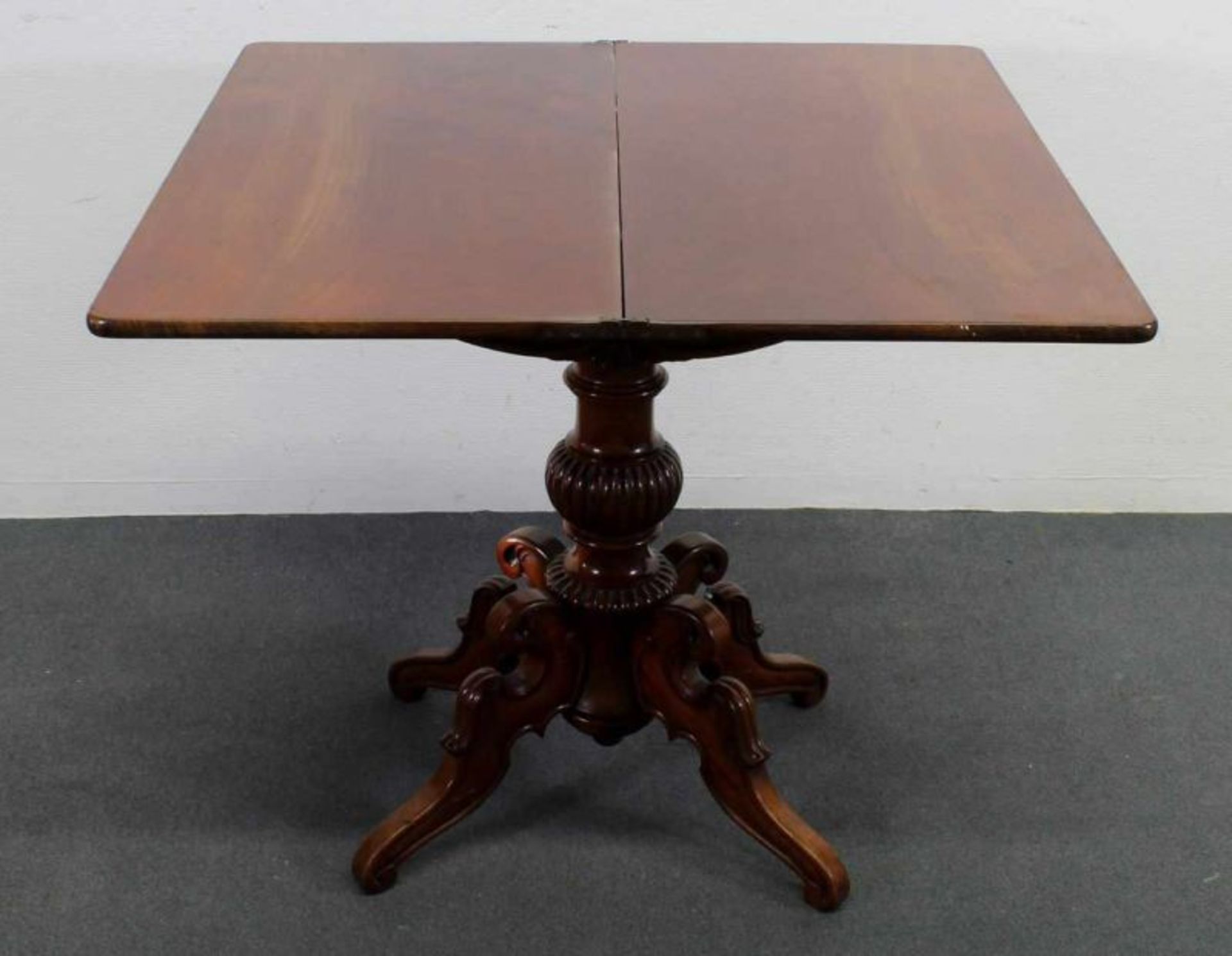 Spieltisch, 2. Hälfte 19. Jh., Mahagoni, Platte dreh- und aufklappbar, Balusterschaft auf vier - Image 2 of 2