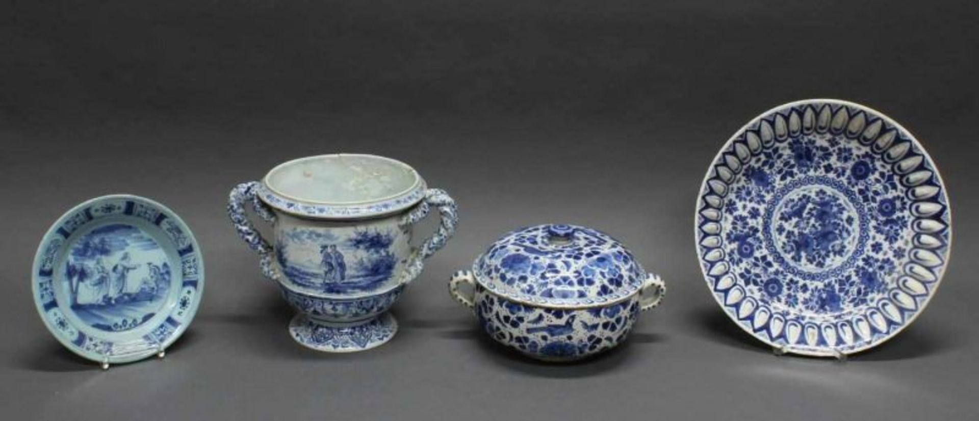 Würzbierschüssel und Présentoir, Fayence, Frankfurt oder Delft, 18. Jh., floraler Blaudekor, 16 cm