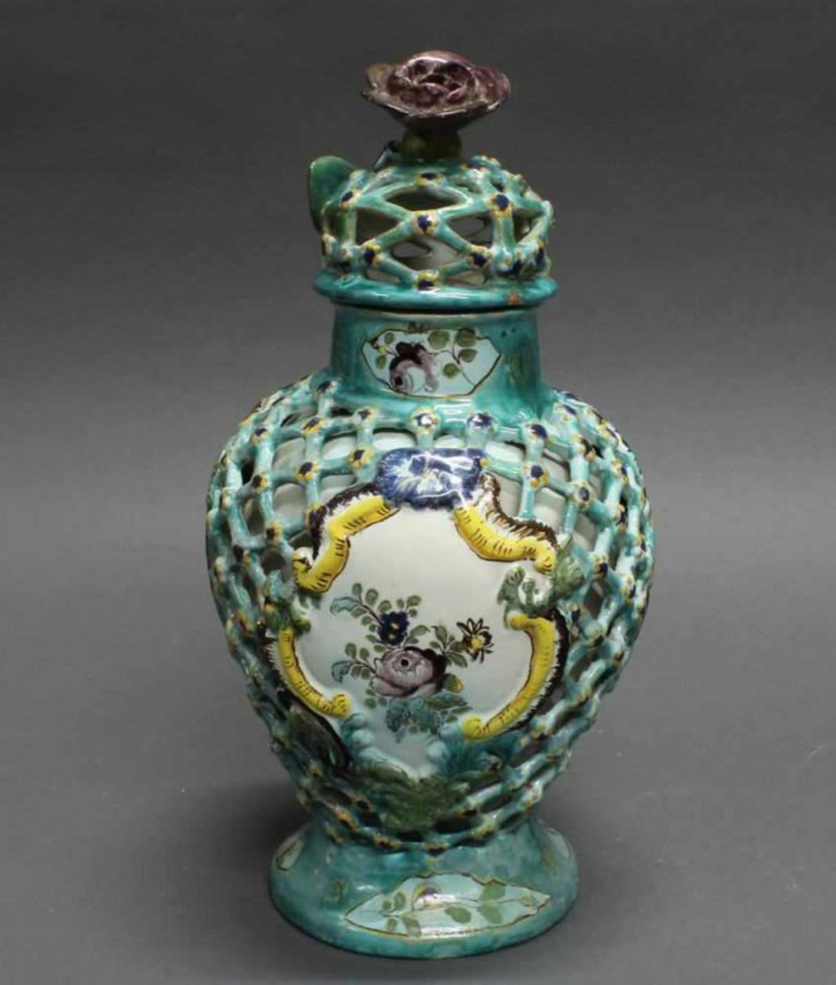 Netzvase, Fayence, Madgeburg, um 1760, gemarkt M 3, polychrom, mit Blüten verziert, Potpourrideckel,