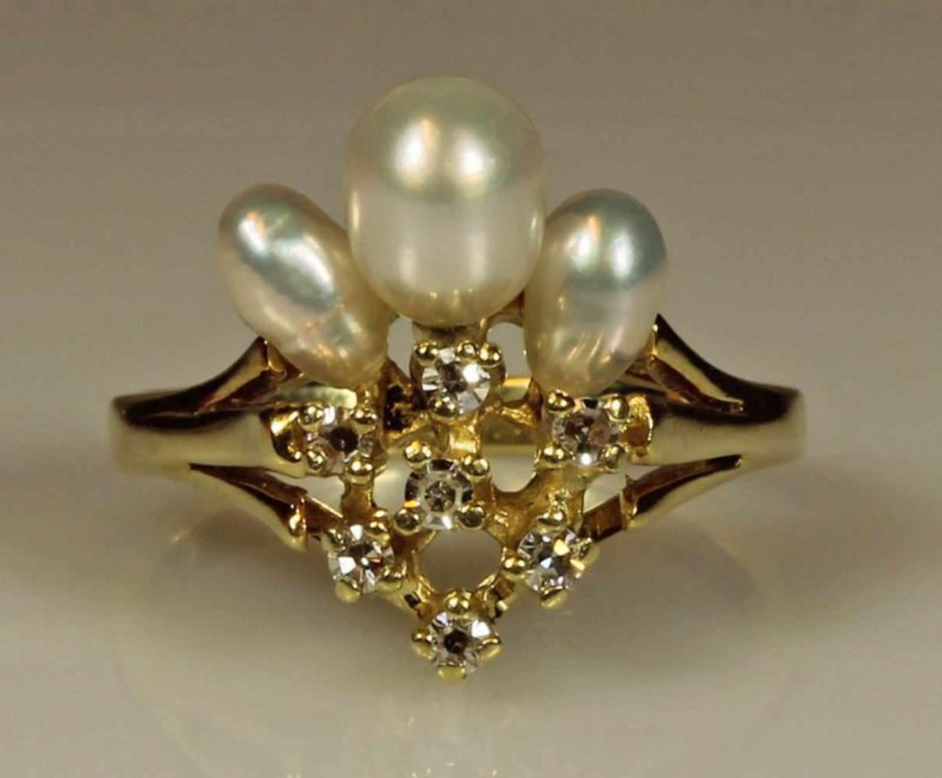 Ring, GG 585, 3 ovale Süßwasserzuchtperlen, 7 Achtkantdiamanten, zus. ca. 0.15 ct., etwa weiß/vs,
