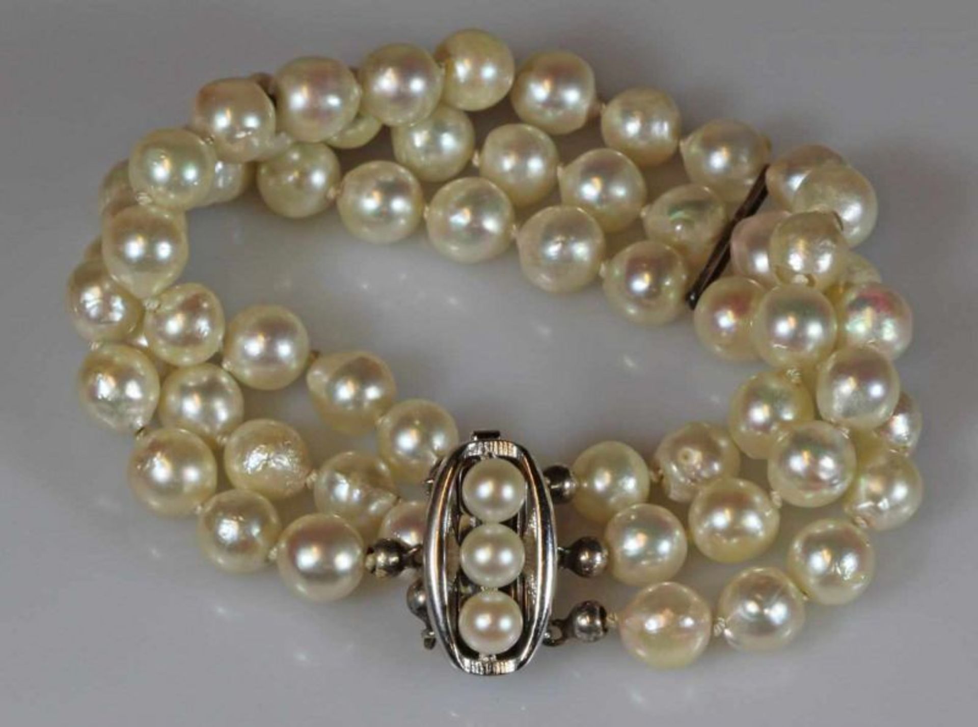 Perlarmband, dreireihig, 60 Zuchtperlen ø ca. 7 mm, barocke Form, Schließe Silber 835, 3 Perlen,