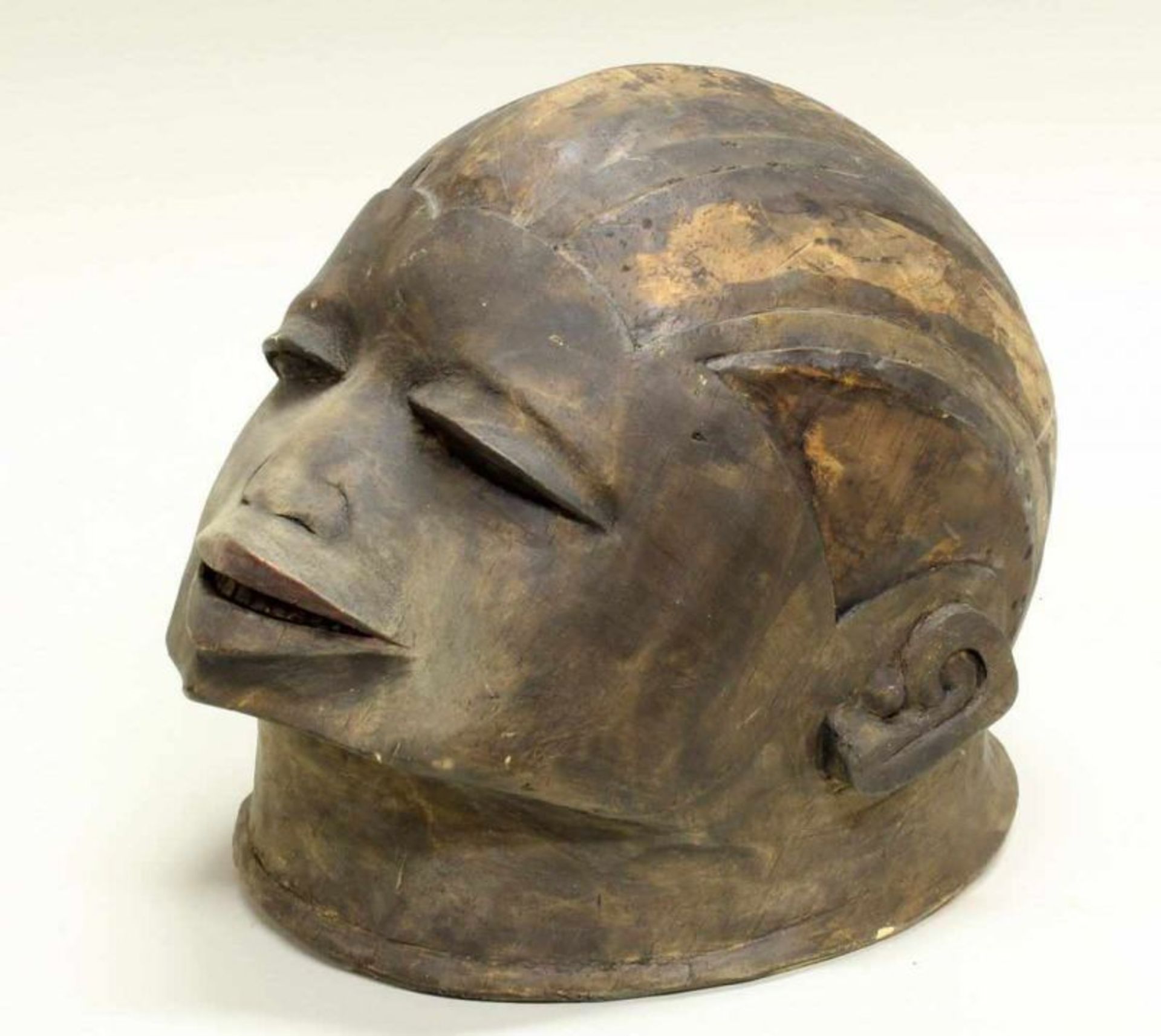 Afrikanische Maske, als Kopf geschnitzt, mit offenem Mund, 24 cm lang 20.00 % buyer's premium on the - Image 2 of 3