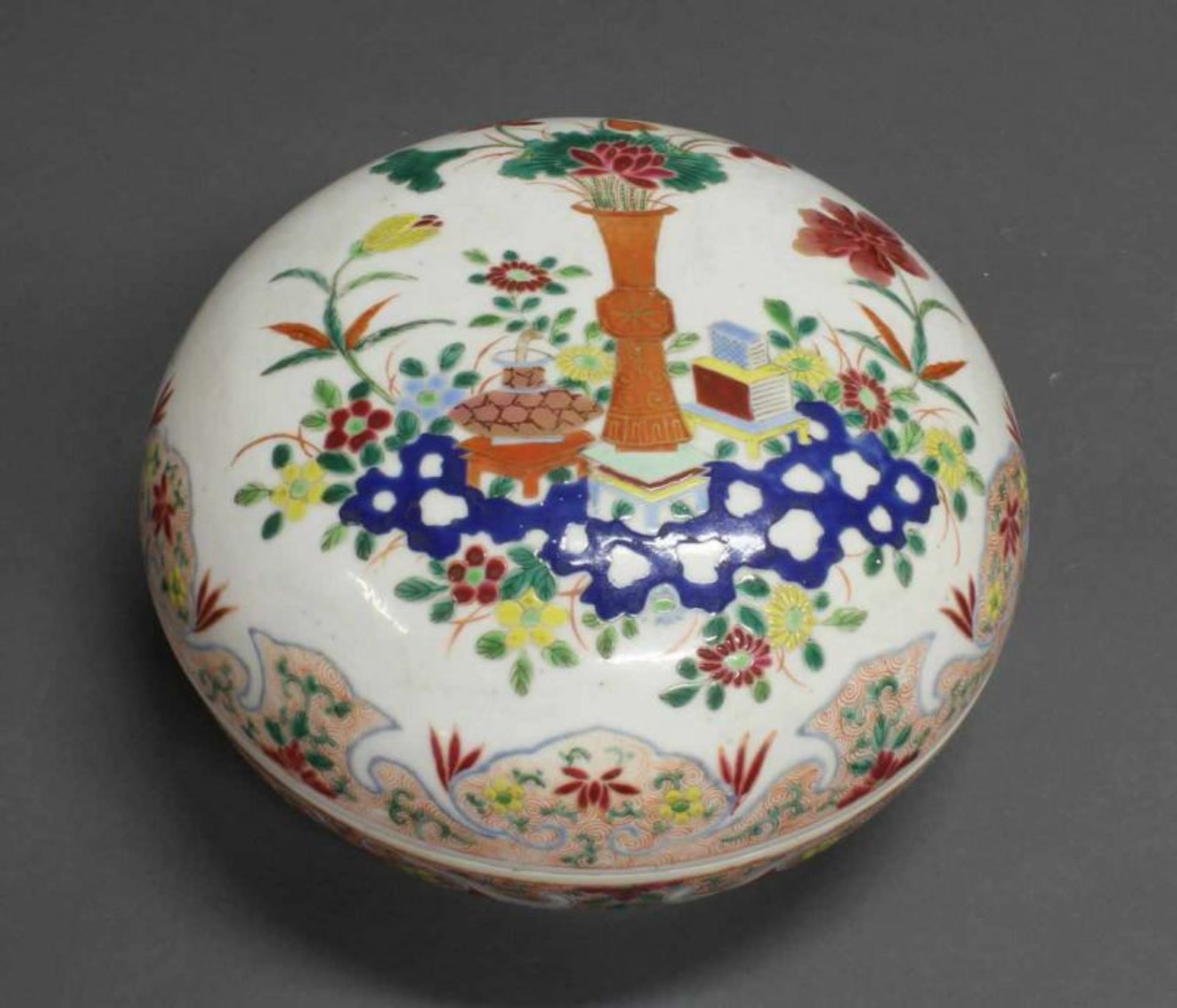 Deckeldose, China, 19. Jh., Porzellan, farbiger Emaildekor mit Antiquitäten zwischen Blüten auf - Image 2 of 2
