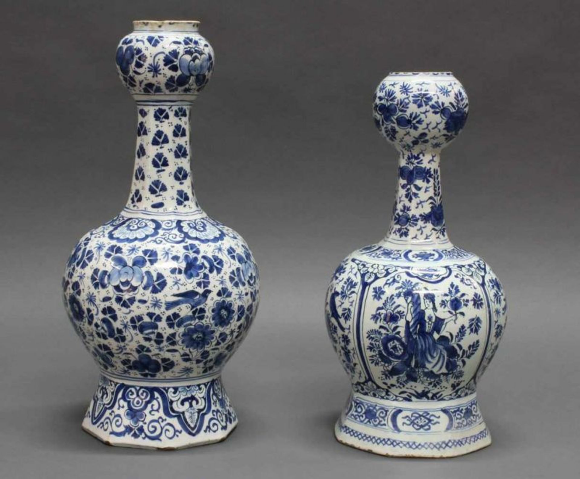 2 Knoblauchvasen, Fayence, Delft, 2. Hälfte 17. Jh., 1x gemarkt AK 6, verschiedene Blaudekore, 34 cm