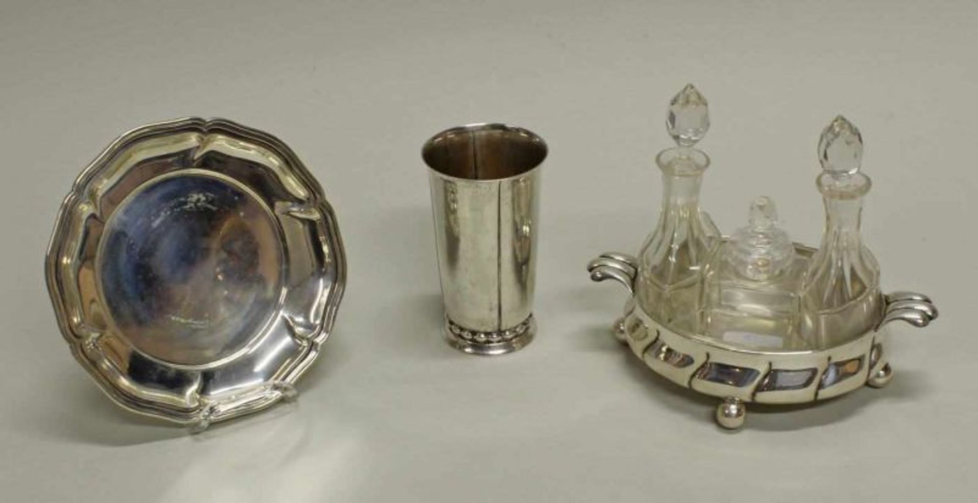 Menage, Silber 800, deutsch, mit 5 Glasgefäßen, gesamt 15.5 cm hoch, ca. 145 g (ohne Glas),