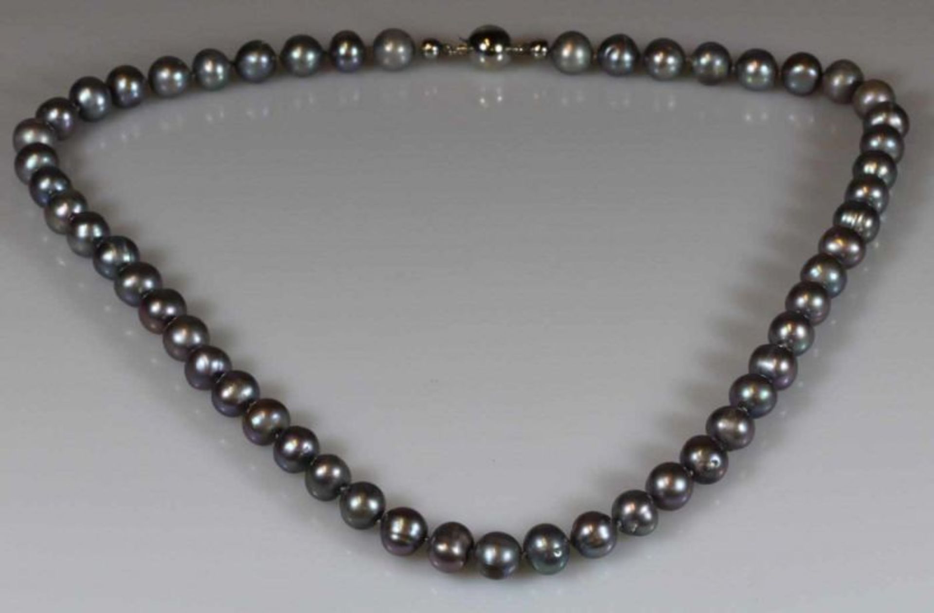 Perlenkette, 52 graue Zuchtperlen ø ca. 9.5 mm, Schließe WG 585, 47 cm lang 20.00 % buyer's