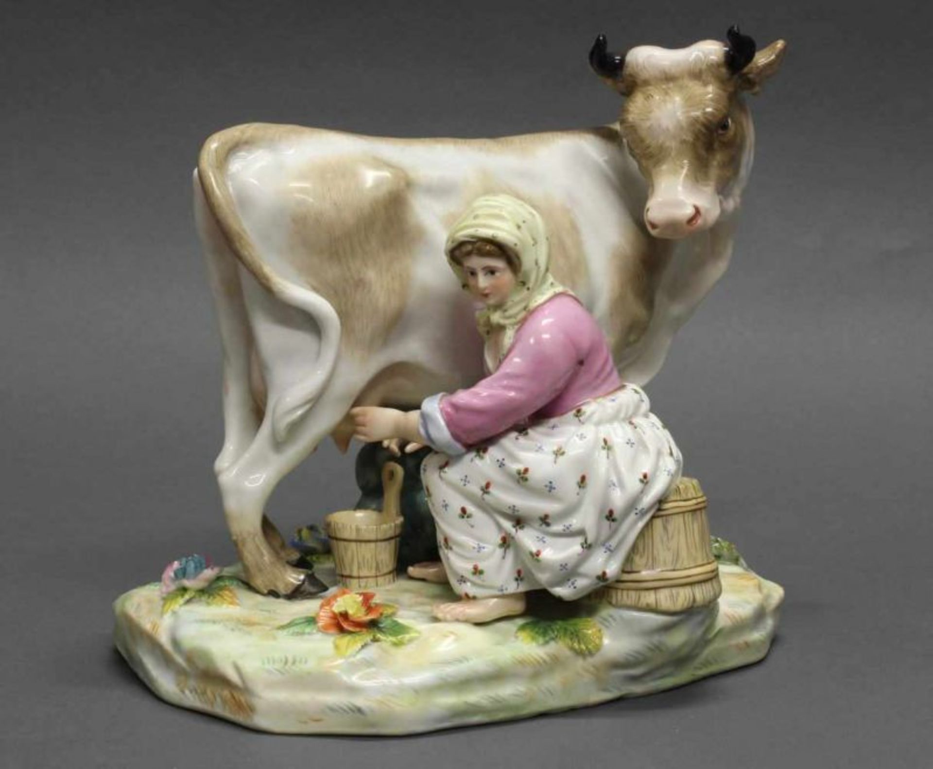 Porzellanfigur, "Kuh mit Melkerin", Potschappel, 1888-1901, polychrom und goldstaffiert, 18 cm hoch,