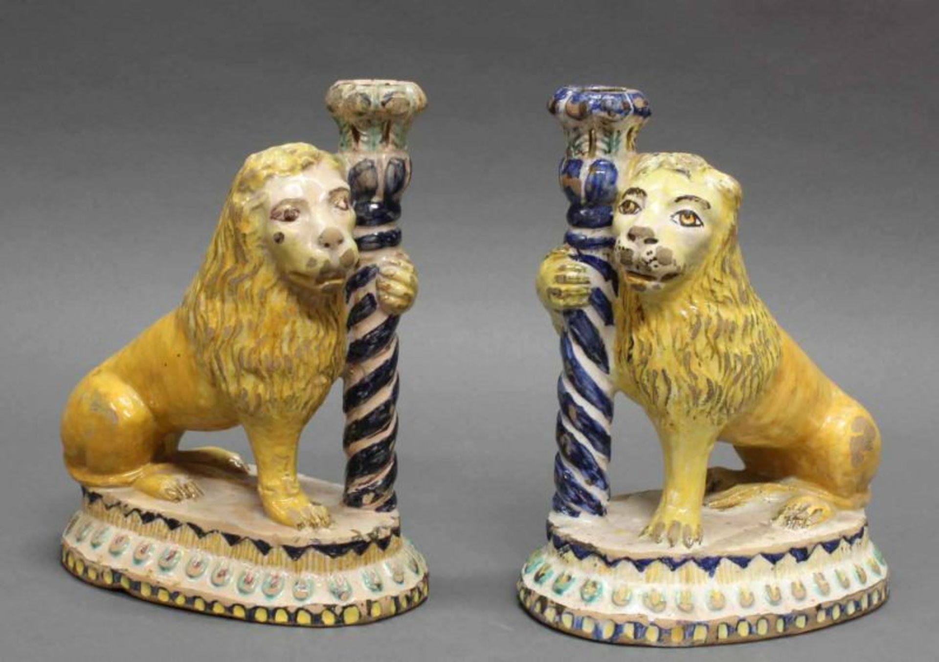 Paar Leuchter, "Sitzende Löwen", Fayence, Italien, 19. Jh., ungemarkt, mit einflammigem