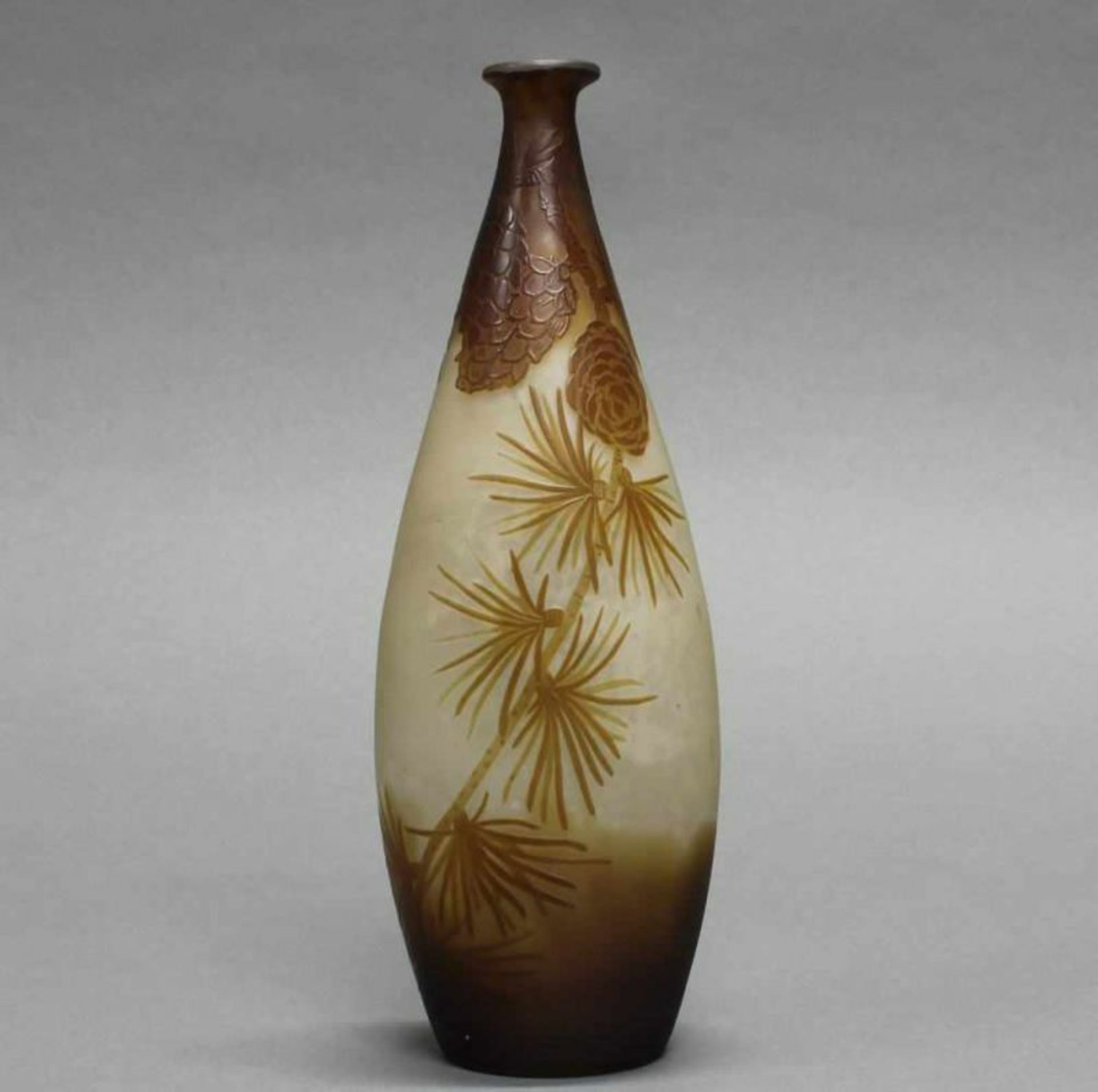 Vase, Emile Gallé, um 1920, Glas, brauner Überfangdekor mit Zweigen der Zwirbelkiefer auf - Image 2 of 4