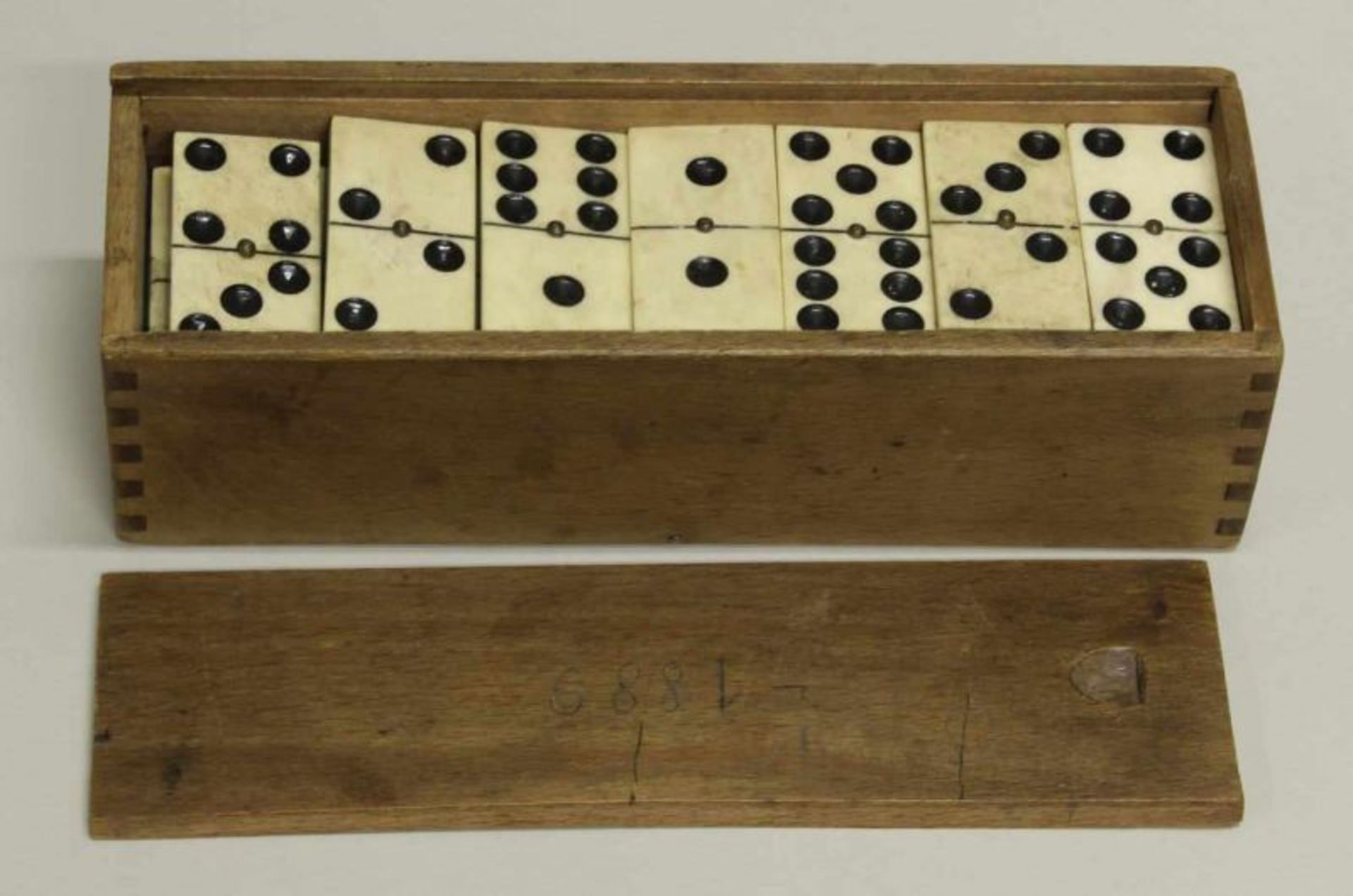 Dominosteine im Holzkasten, deutsch, um 1889, 28 Spielsteine aus Bein und ebonisiertem Holz, ca. 5.5