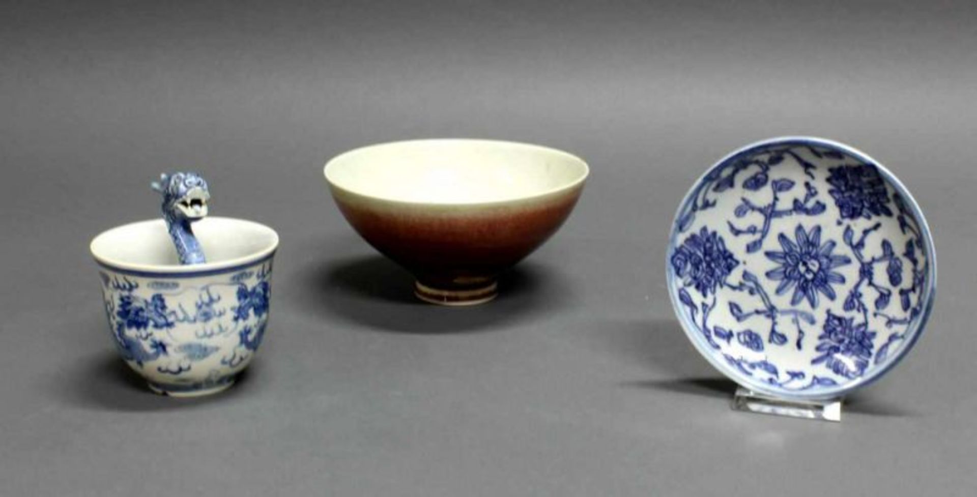 Tellerchen, Kumme, Tasse, China, 20. Jh., diverse farbige Dekore, 2.3-10 cm hoch, Kumme mit Haarriss