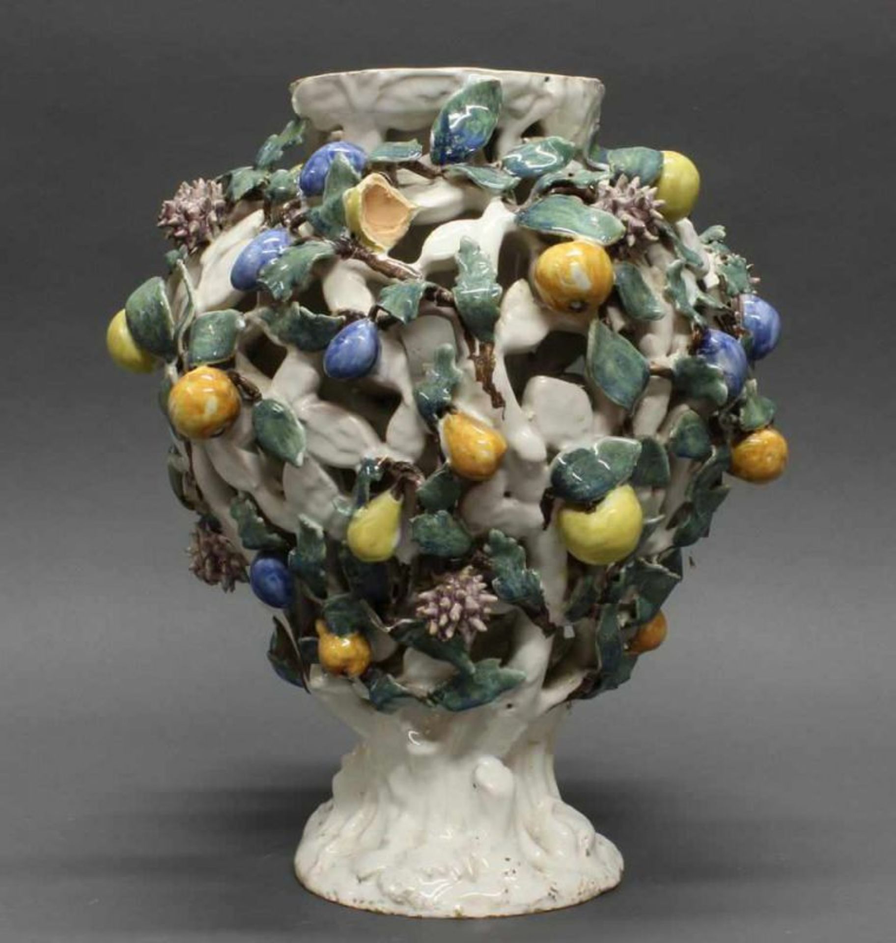 Potpourrivase, Fayence, Ostseeraum, um 1770, ungemarkt, weiß glasiert, mit plastischen bunten