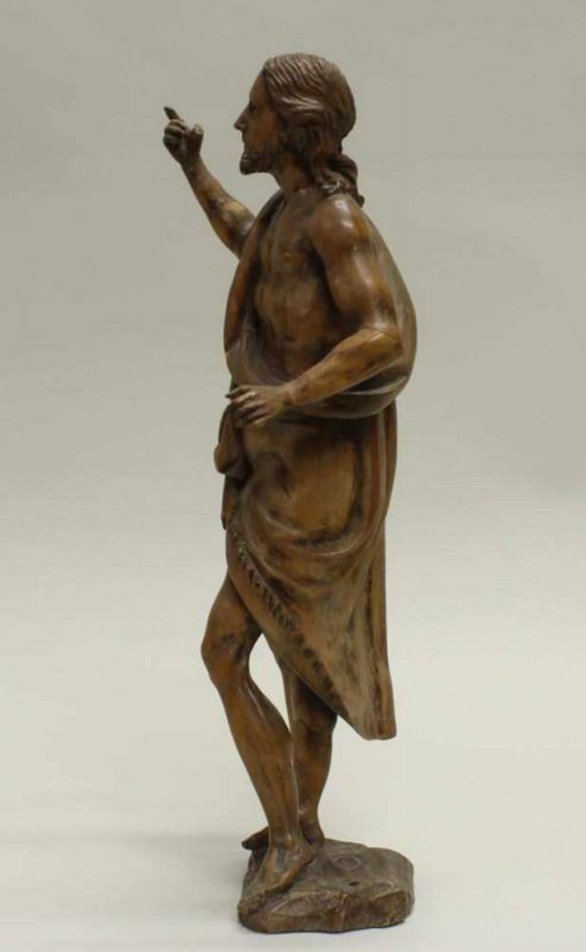 Skulptur, Holz geschnitzt, "Christus der Auferstandene", 17. Jh., abgelaugt, 41 cm hoch, 2 Finger - Image 3 of 6
