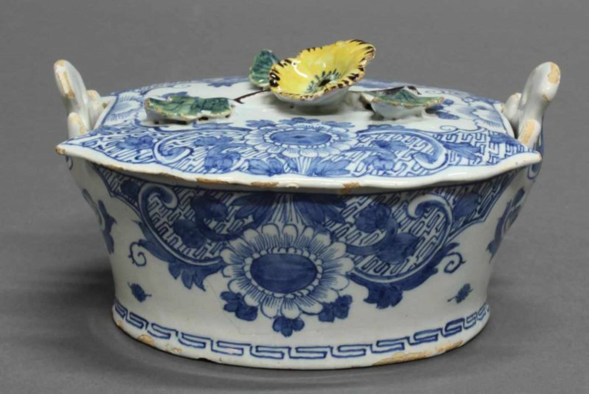 Butterdose, Fayence, Delft, um 1760-1780, De Drye Porceleyne Flesschen, gemarkt HB/136, floraler - Image 2 of 3