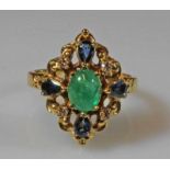 Ring, GG 585, 1 ovaler Smaragd-Cabochon ca. 1.70 ct., 4 facettierte Saphir-Tropfen, 4 Brillanten