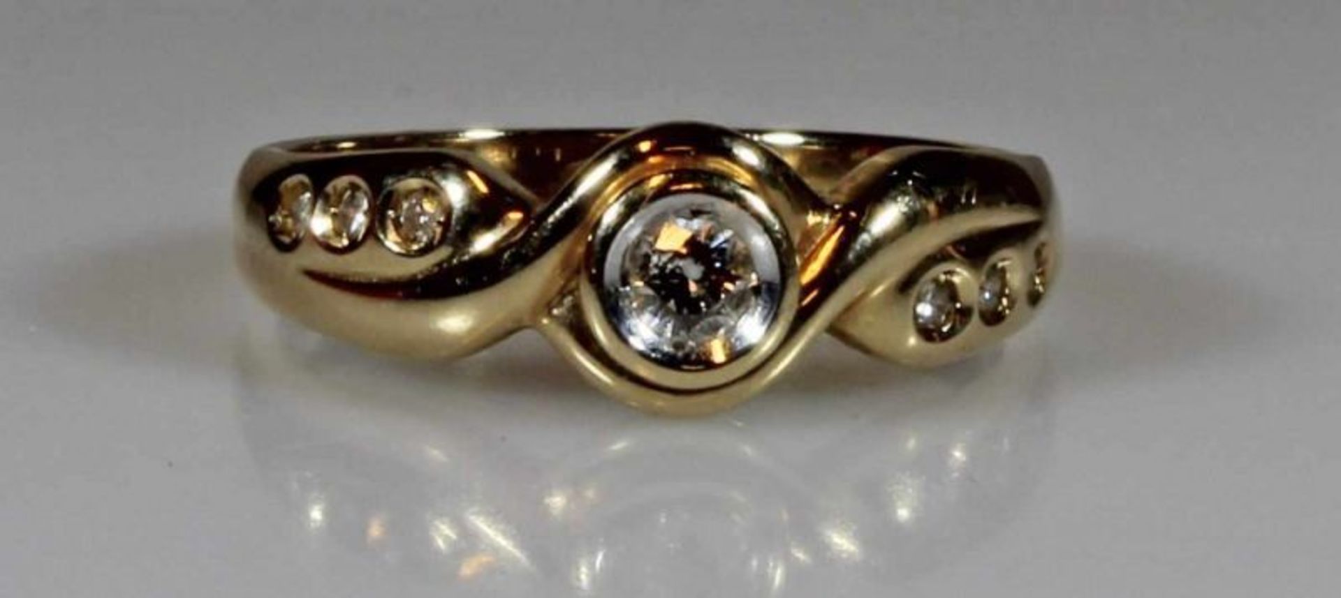 Ring, GG 585, 7 Diamanten, 4.5 g, RM 19 20.00 % buyer's premium on the hammer price 19.00 % VAT on