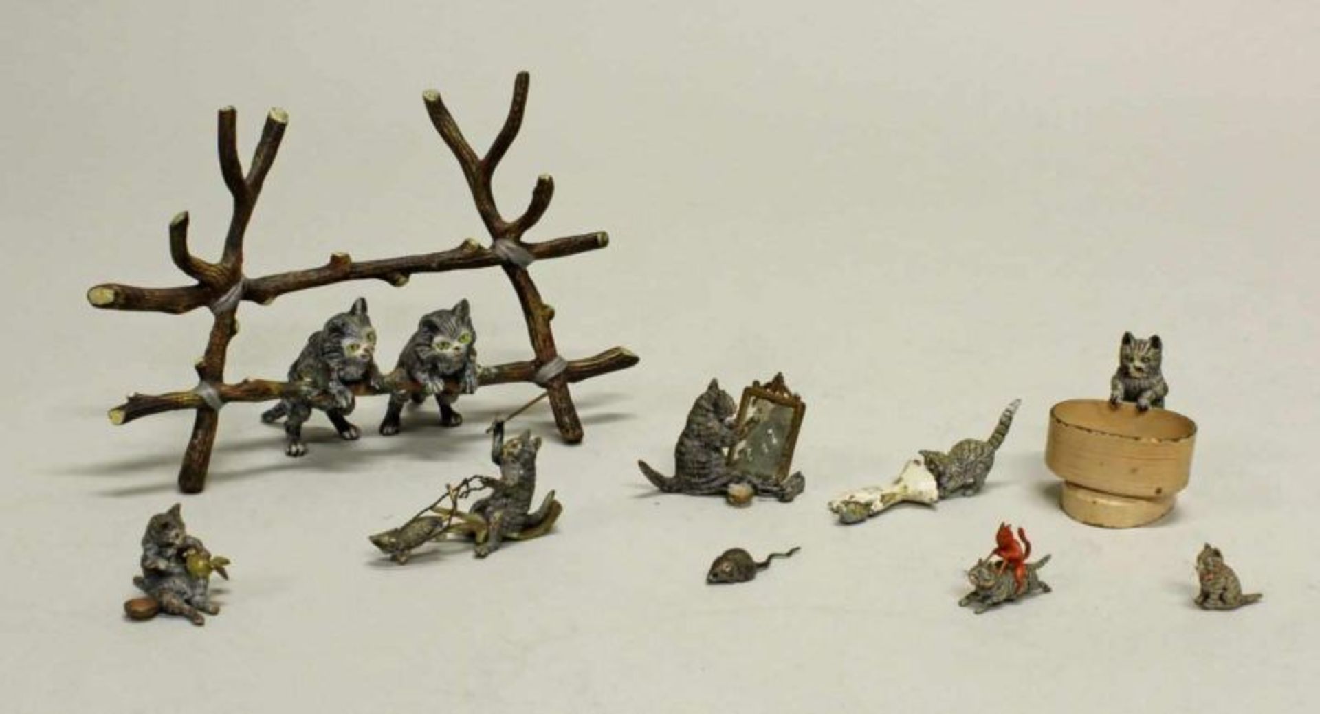 9 Miniaturfiguren, "Katzen und Maus", Wiener Bronze, polychrom, 0.5-8 cm hoch, teils etwas