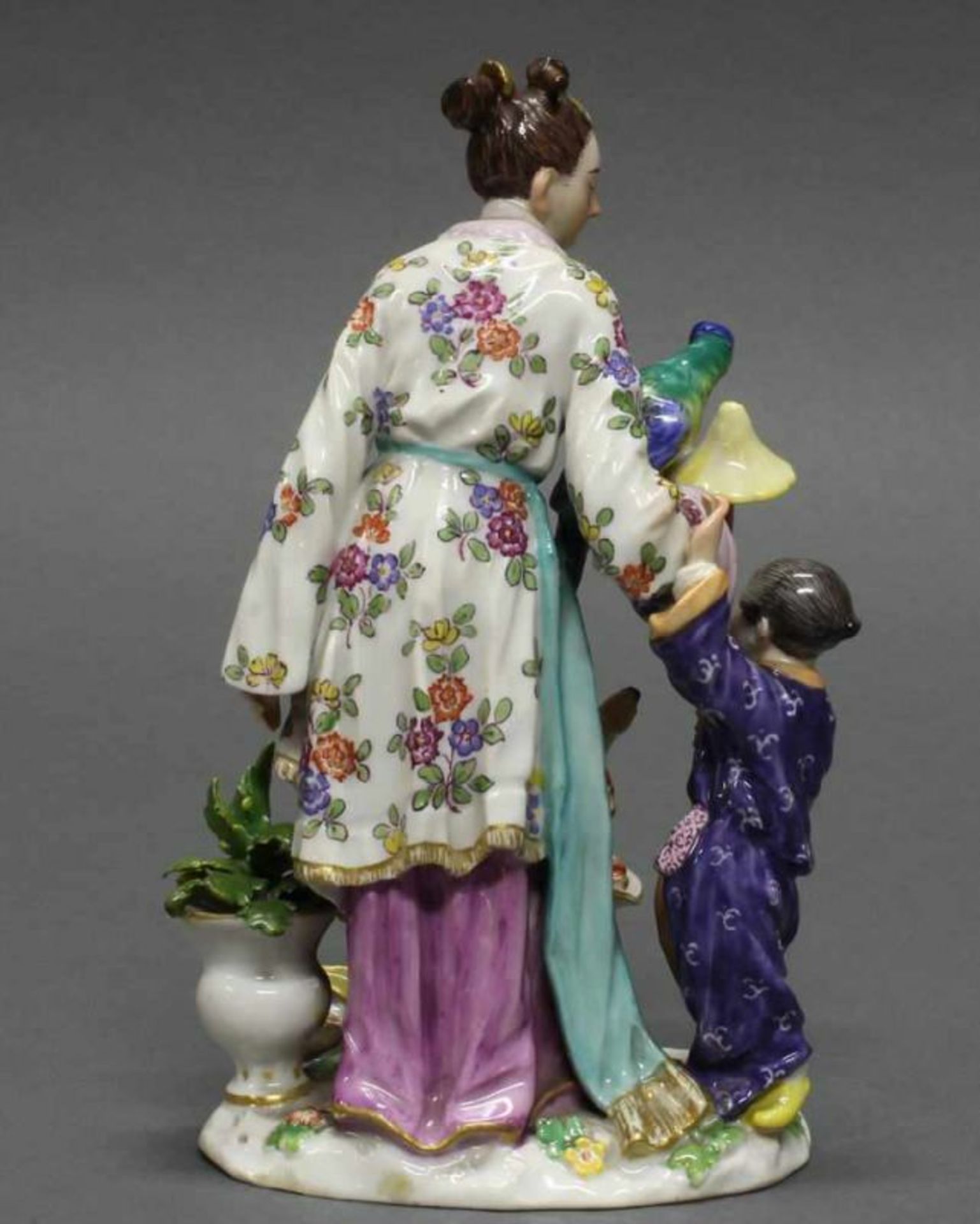 Porzellangruppe, "Chinesin mit Papagei und zwei Kindern", Meissen, Schwertermarke, 1924-1934, 1. - Image 3 of 5