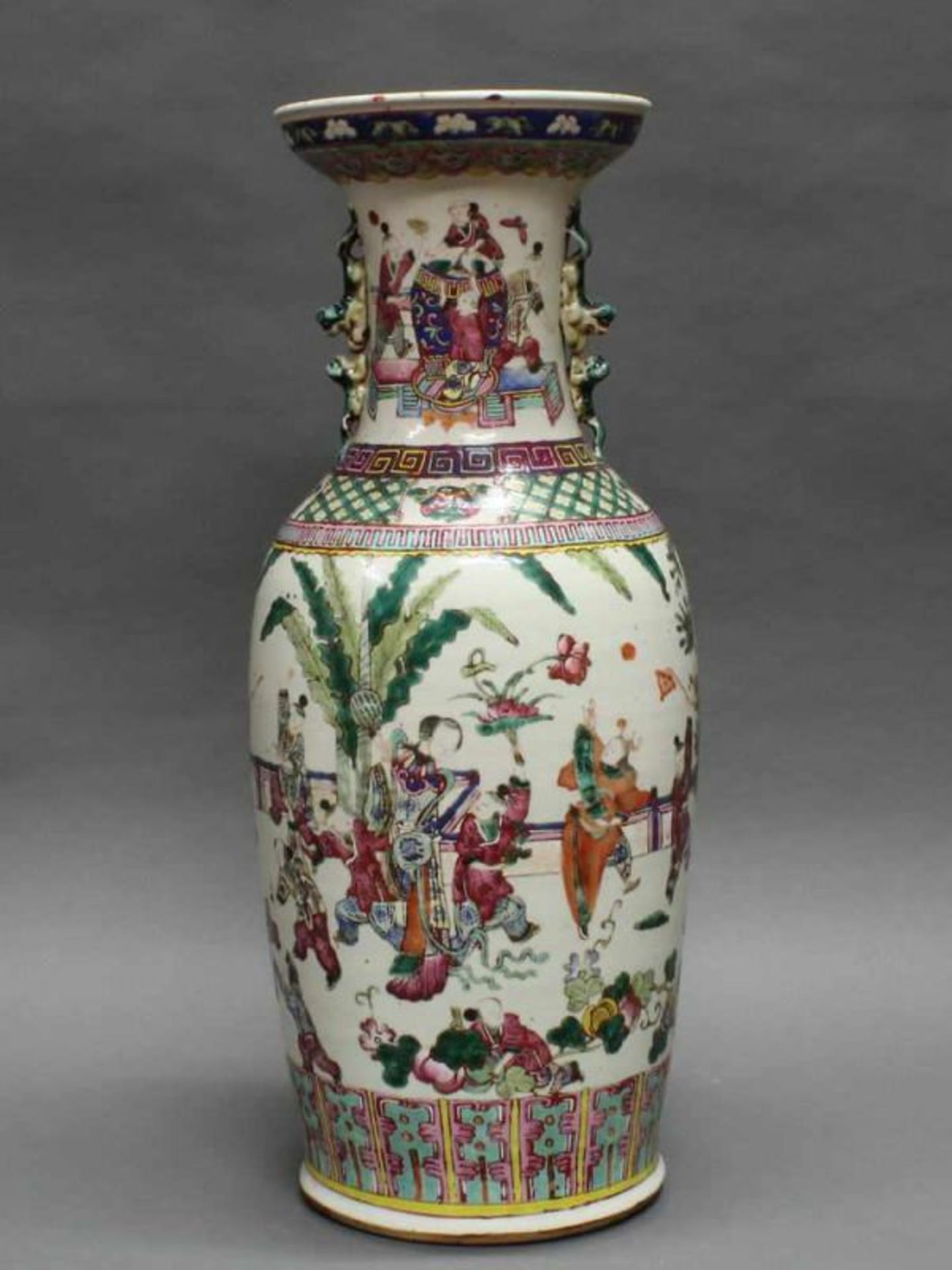 Balustervase, China, 19. Jh., Porzellan, famille rose, Gartenlandschaft mit Dame und Kindern, 61