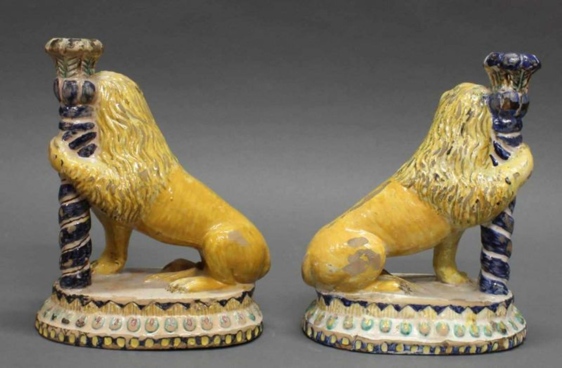 Paar Leuchter, "Sitzende Löwen", Fayence, Italien, 19. Jh., ungemarkt, mit einflammigem - Image 2 of 3