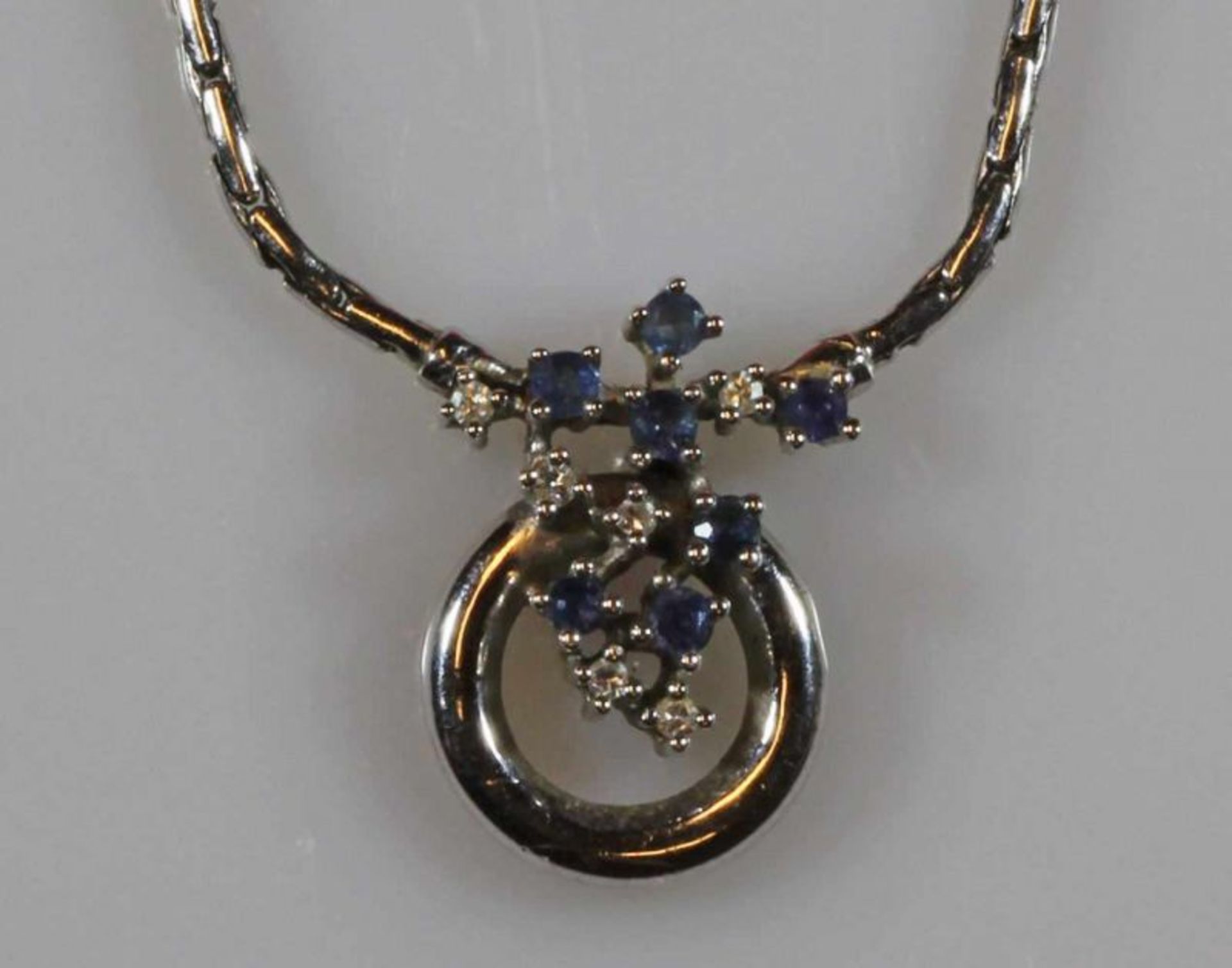 Collier, WG 585, 7 kleine facettierte Saphire, 6 kleine Diamanten, 38 cm lang, 14 g 20.00 % buyer'