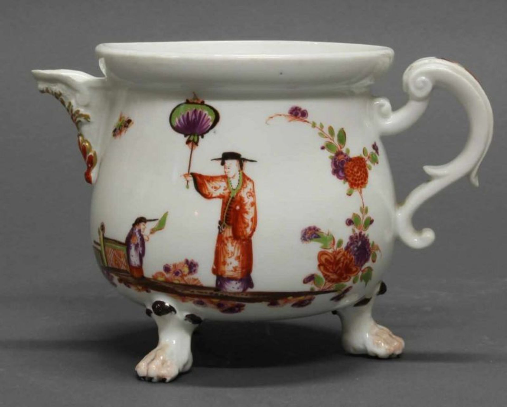 Crèmetopf, Meissen, Schwertermarke, um 1735, polychromer Chinoiseriedekor, auf Tatzenfüßen, 10 cm