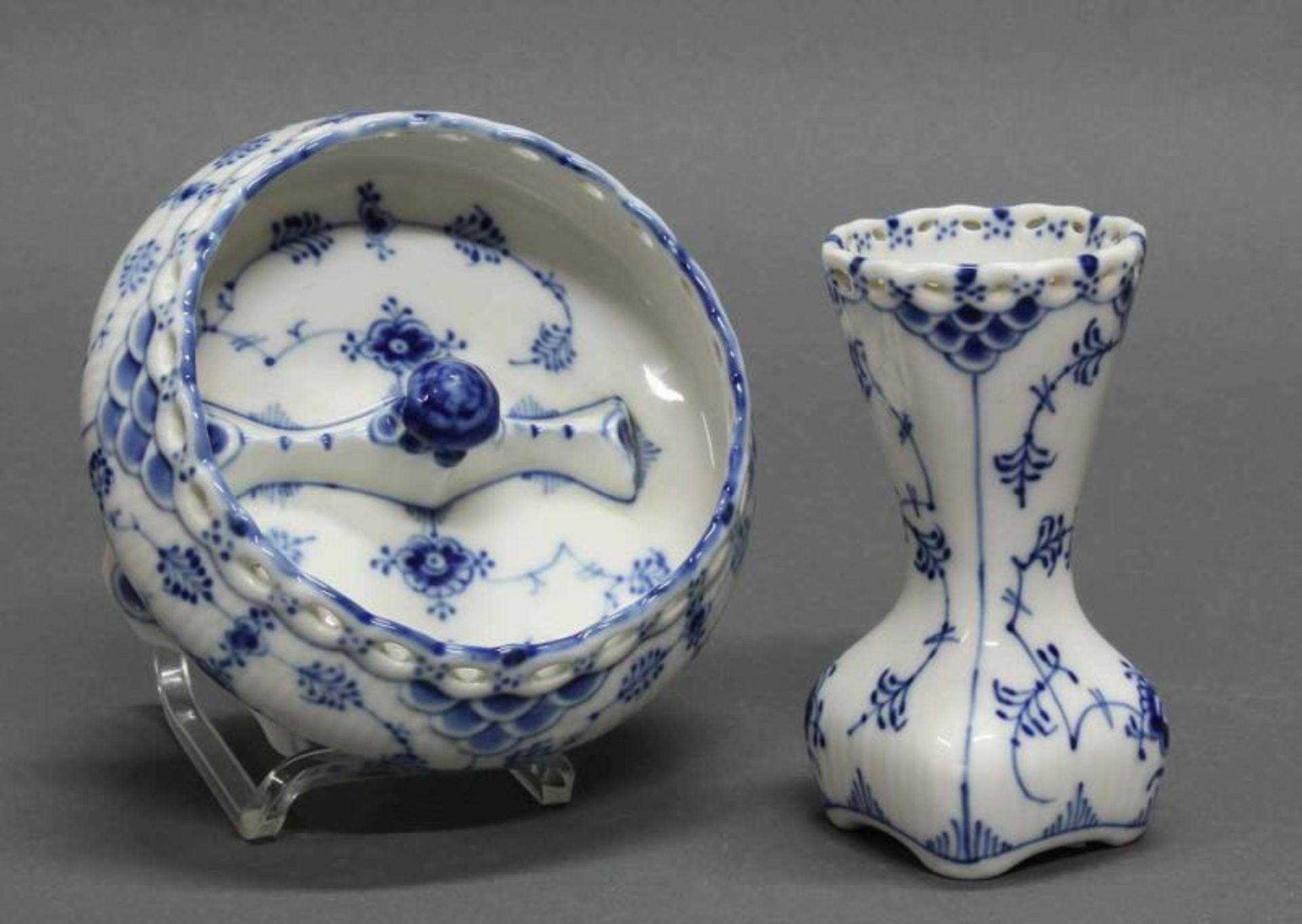 Schale und Tischvase, Royal Kopenhagen, Musselmalet, Vollspitze, ø 11.5 bzw. 9.8 cm hoch 20.00 %