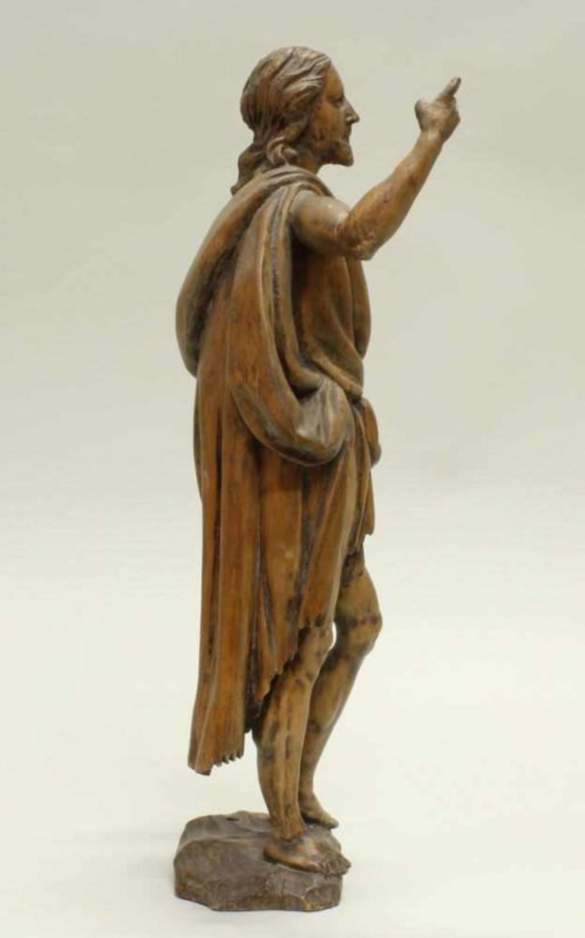 Skulptur, Holz geschnitzt, "Christus der Auferstandene", 17. Jh., abgelaugt, 41 cm hoch, 2 Finger - Image 5 of 6