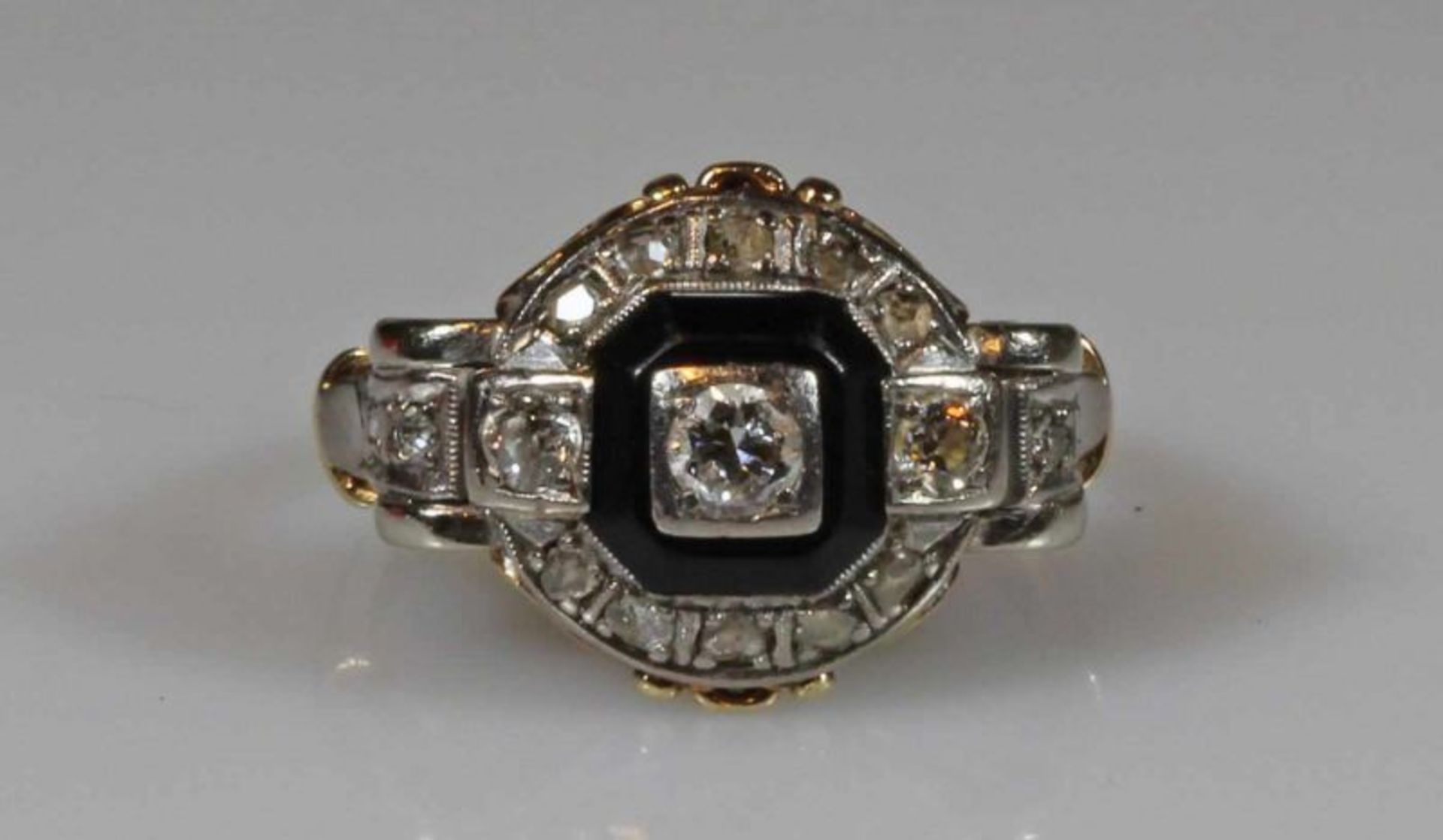 Ring, um 1920/30, Art Deco, GG 585, teils weiß belötet, 3 Diamanten, Altschliff, 16 Besatz-
