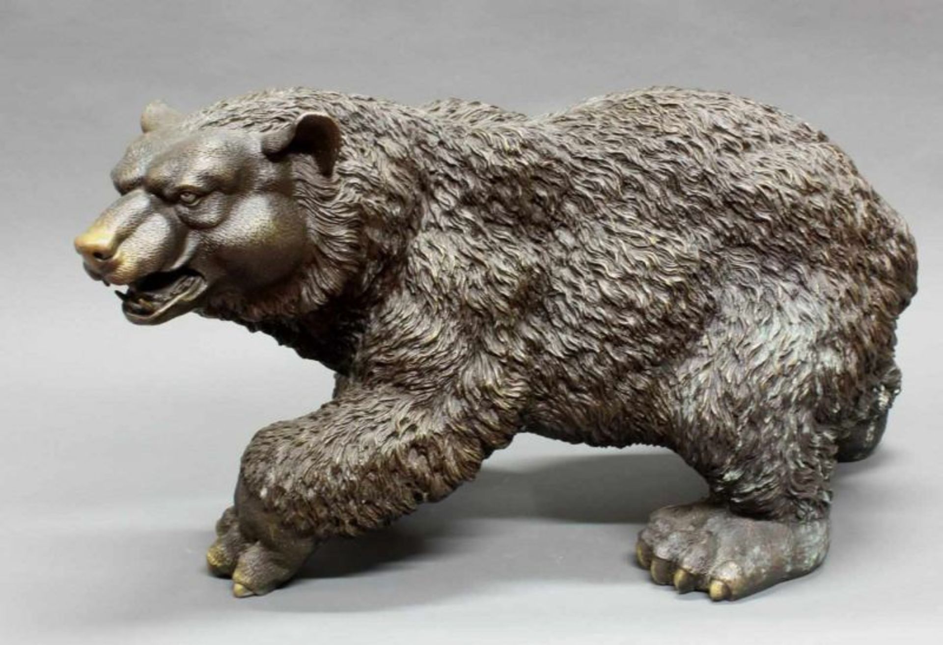 Bronze, dunkel patiniert, "Bär", neuzeitlich, 36 cm hoch, 70 cm lang, Patina an einer Stelle