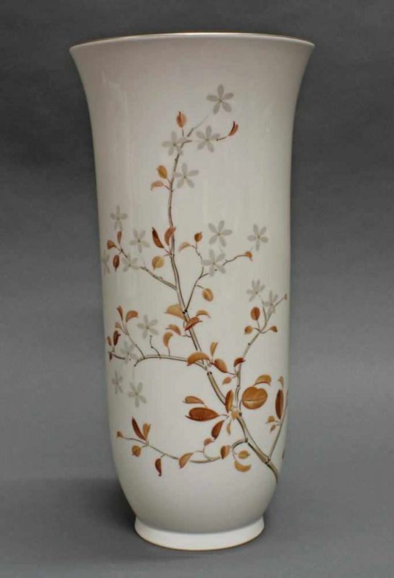 Vase, KPM Berlin, farbig bemalt mit einem Blütenzweig, Goldrand, 34 cm hoch 20.00 % buyer's