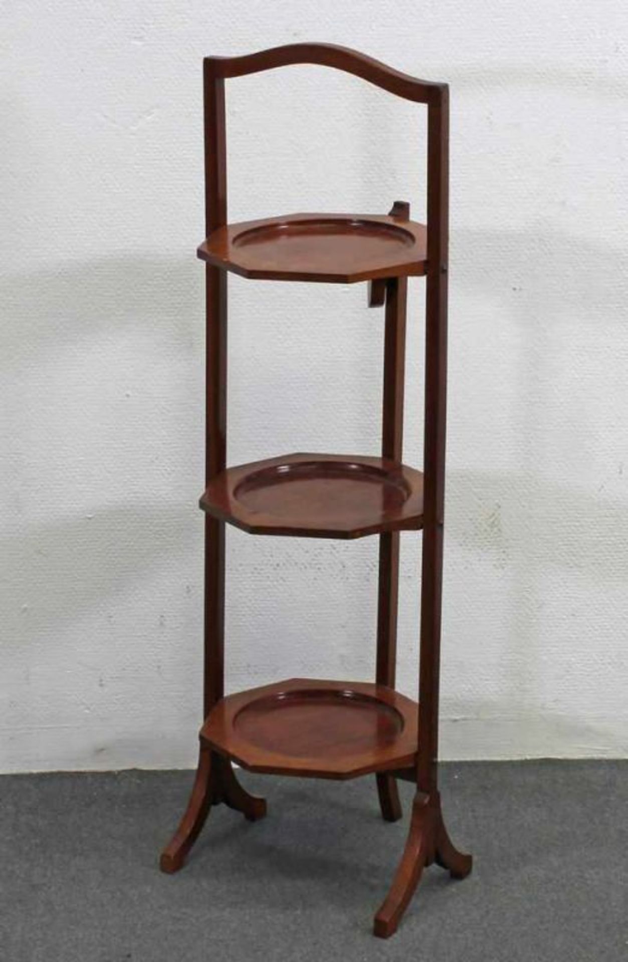 Cake-Stand, England, um 1900, Mahagoni, drei Etagen, klappbar, 83.5 cm hoch 20.00 % buyer's