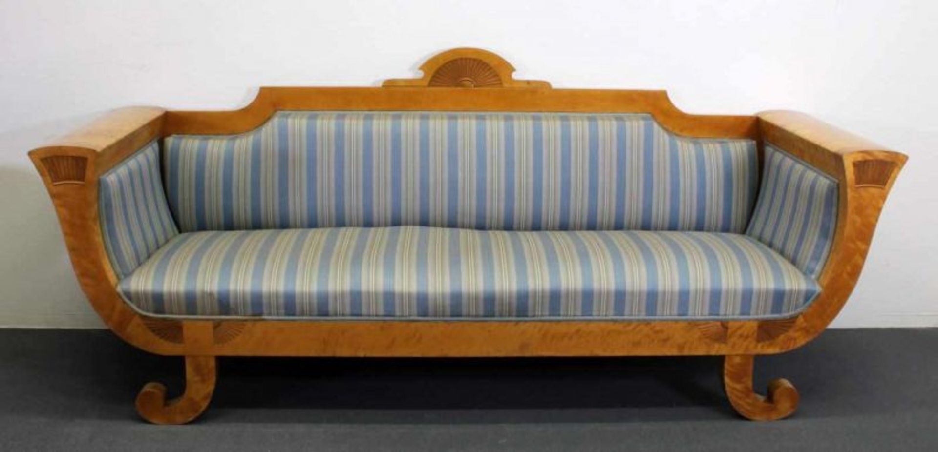 Biedermeier-Salon, um 1830, Birke, mit fächerartigem Schnitzwerk, bestehend aus: Sofa, 243 cm breit; - Image 2 of 6