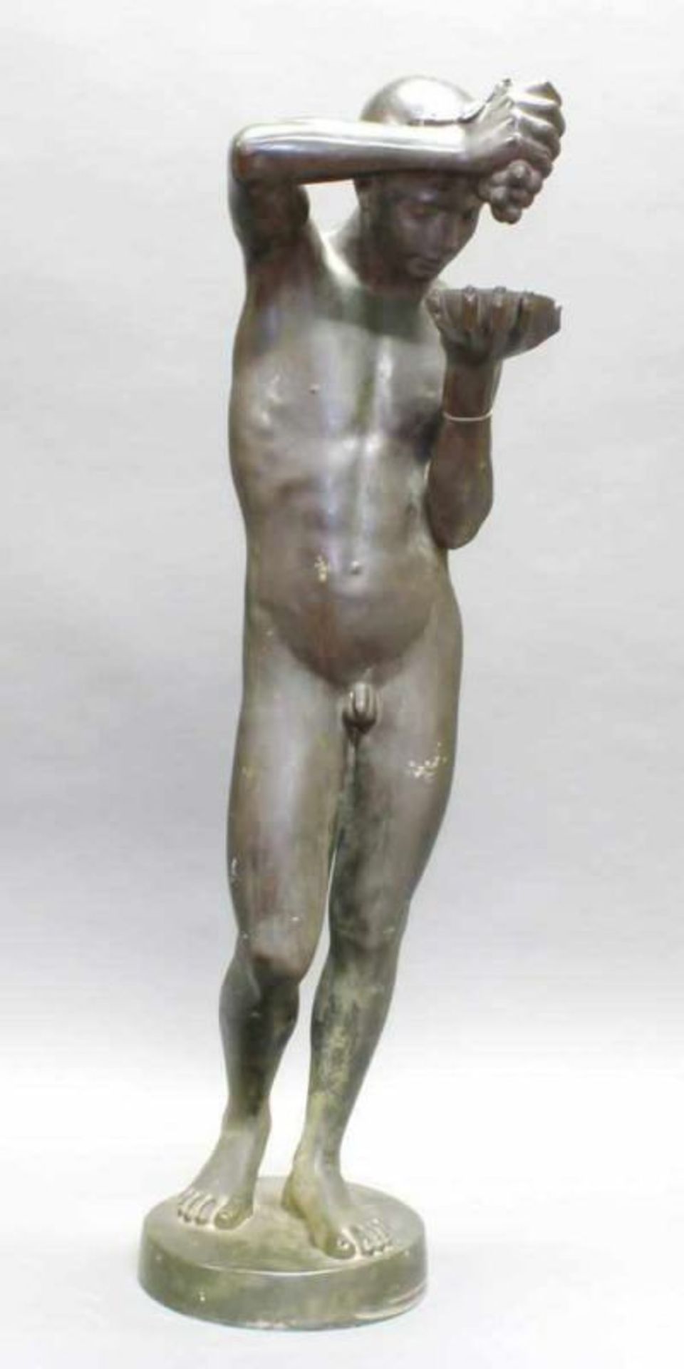Bronze, dunkel patiniert, "Stehender Jüngling mit Traube und Schale", auf dem Sockel monogrammiert
