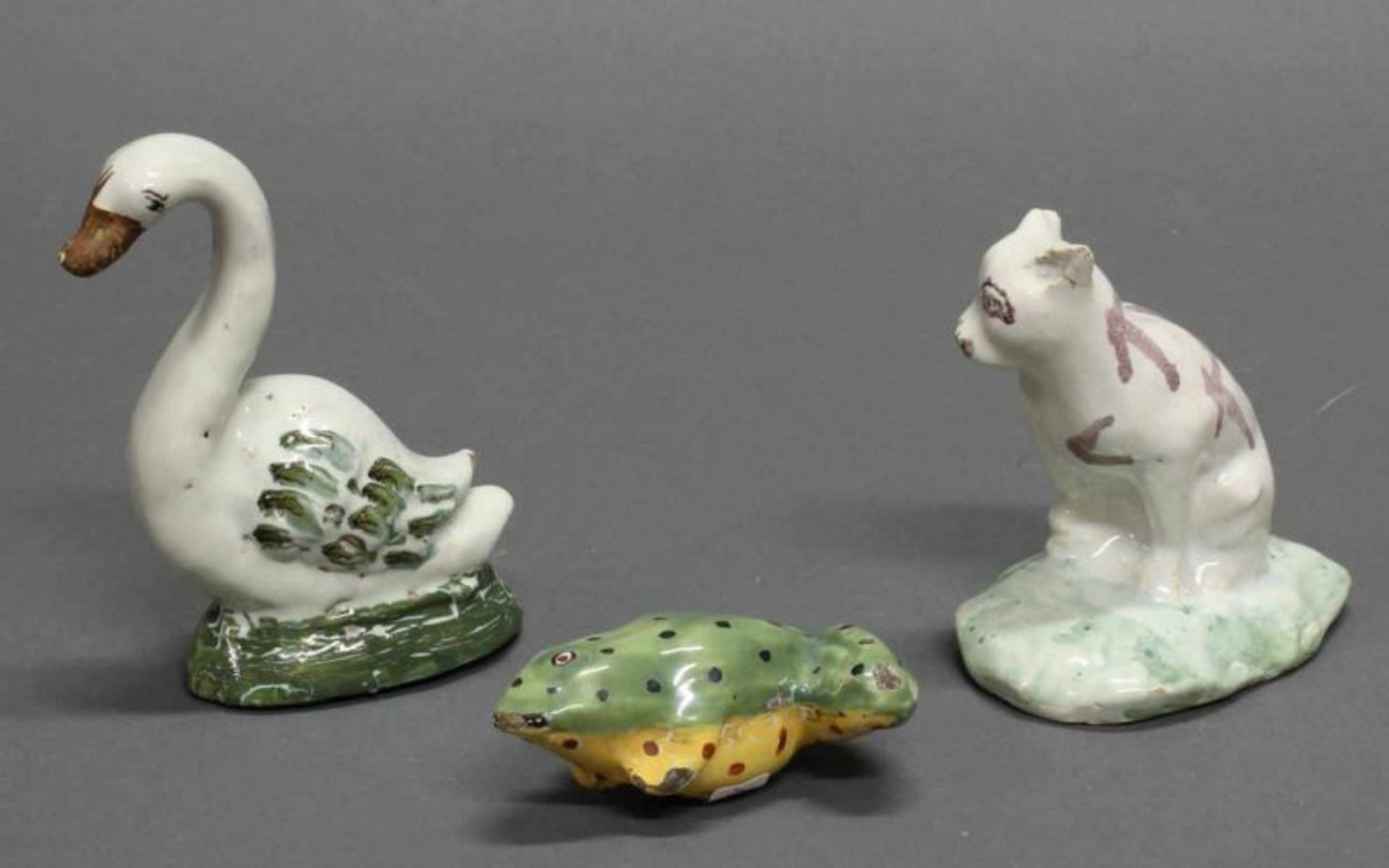 3 Fayencefiguren, "Schwan", "Frosch", "Katze", wohl Delft bzw. Brüssel (Katze), 18 Jh., ungemarkt, - Image 2 of 2
