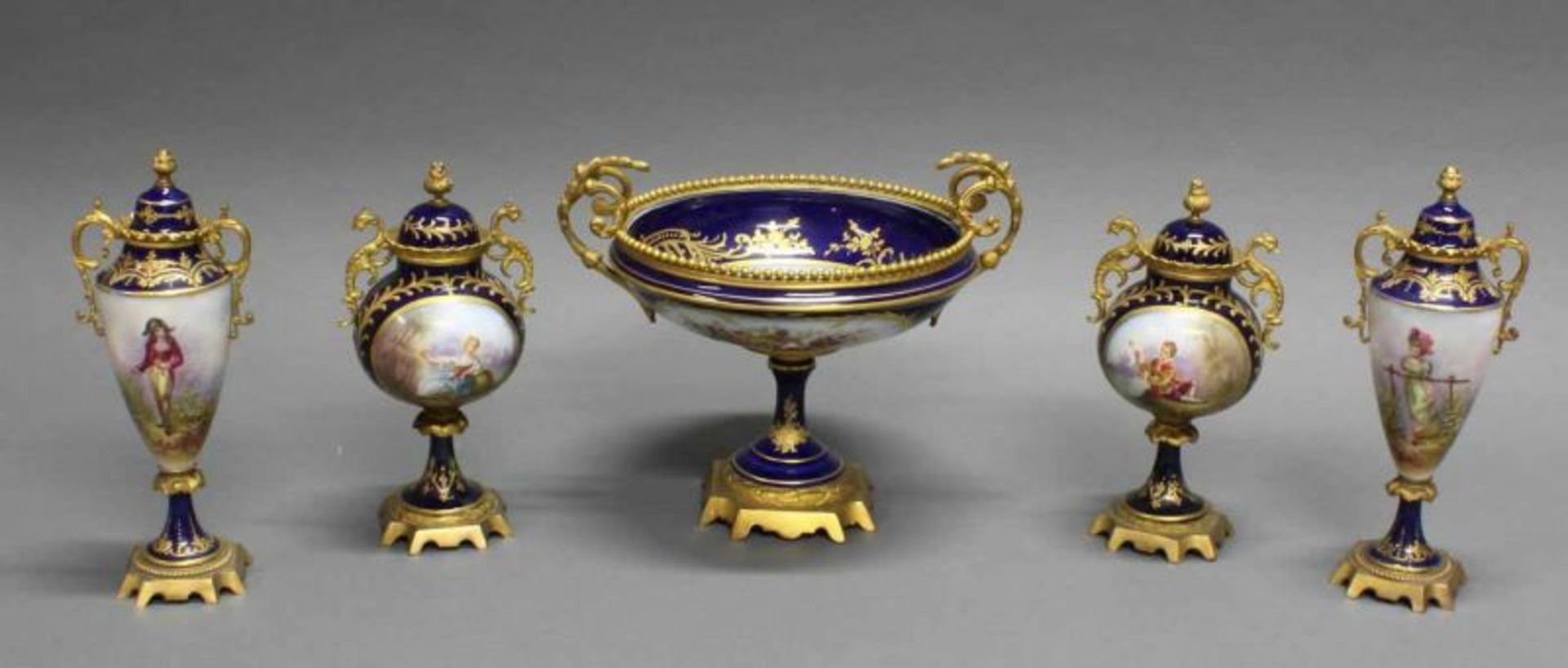 Tazza und 4 Deckelvasen, 19./20. Jh., teils blaue Marken "Sèvres", polychrome Reserven mit Figuren